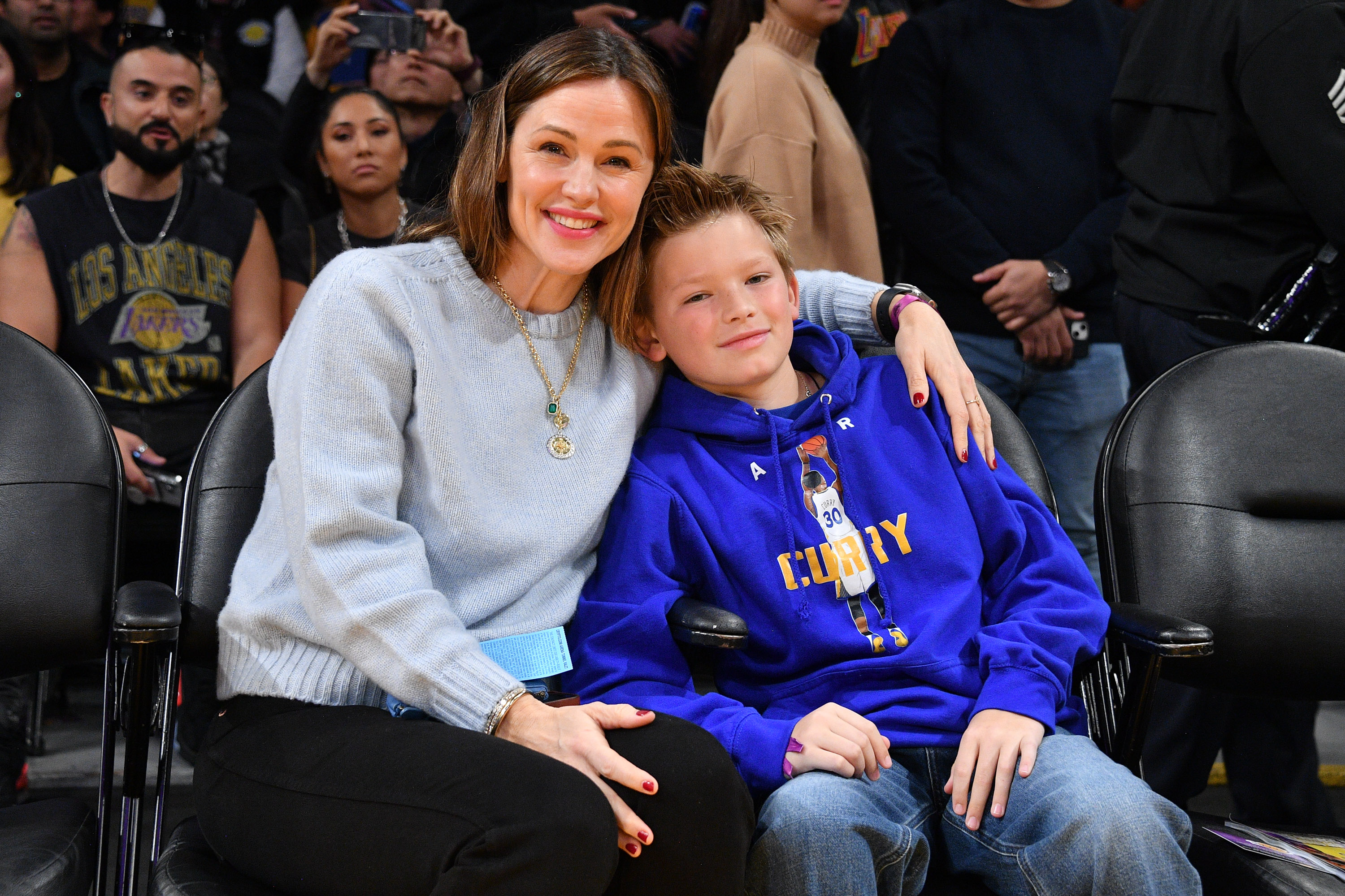 Jennifer Garner et Samuel Garner Affleck sourient en regardant le match de basket entre les Los Angeles Lakers et les Golden State Warriors à la Crypto.com Arena, le 5 mars 2023, à Los Angeles, en Californie. | Source : Getty Images