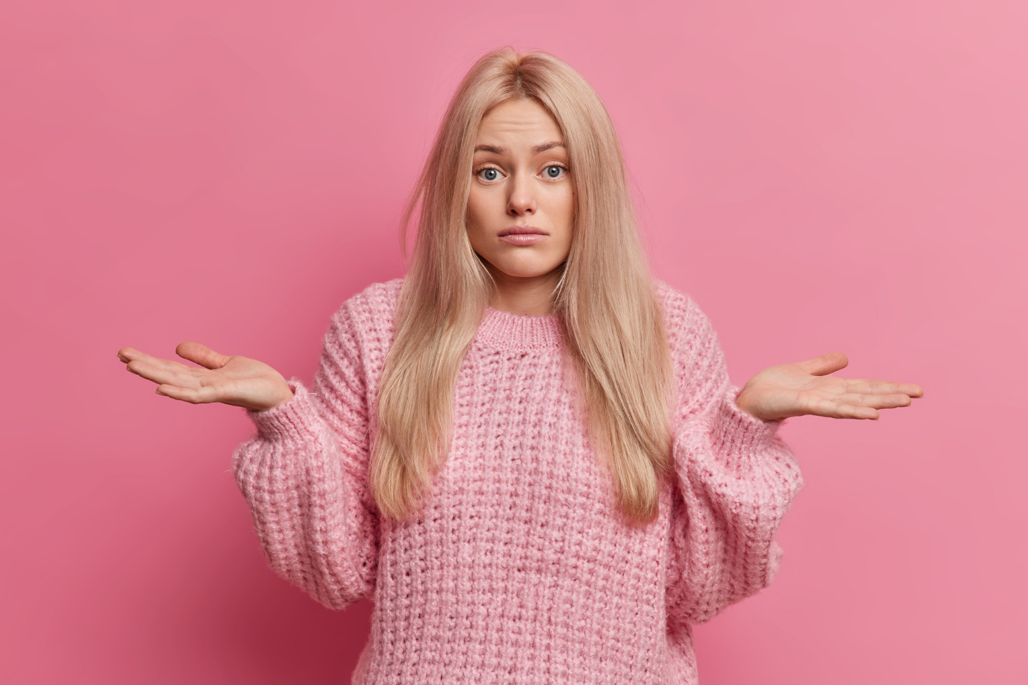 Une femme frustrée haussant les épaules | Source : Freepik