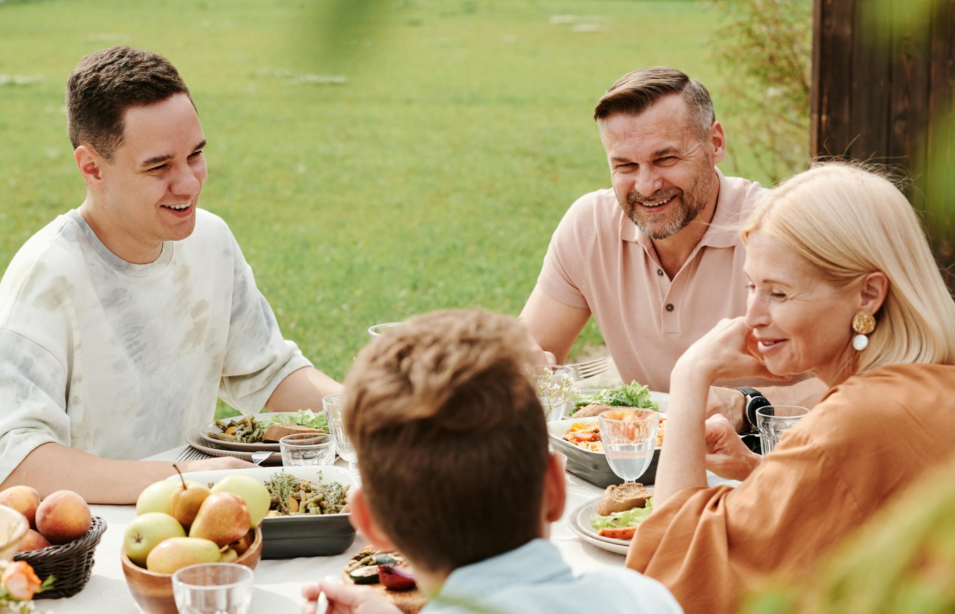 Les membres d'une famille dînent en plein air | Source : Pexels