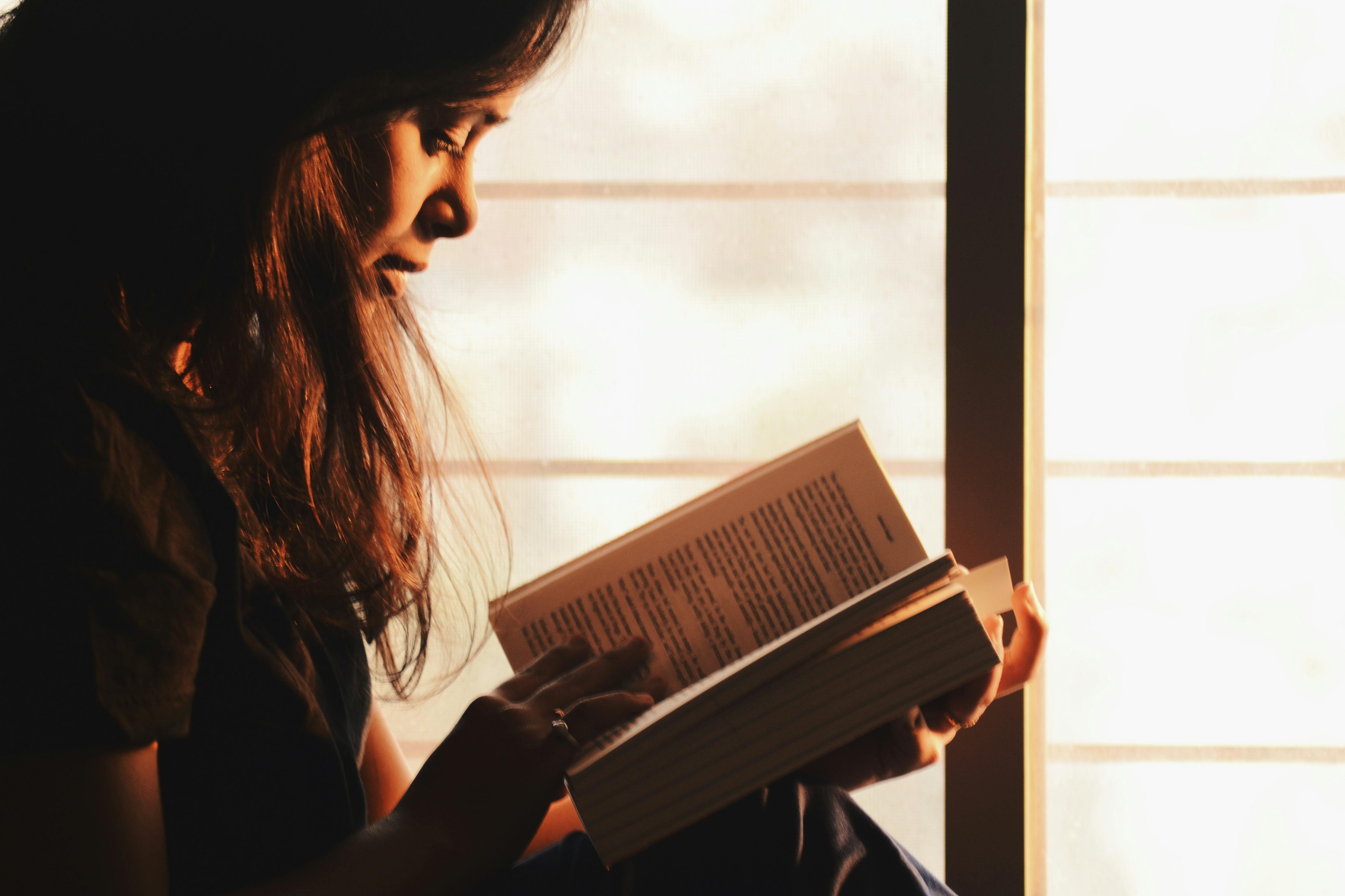 Une jeune femme lisant un livre | Source : Rahul Shah sur Pexels