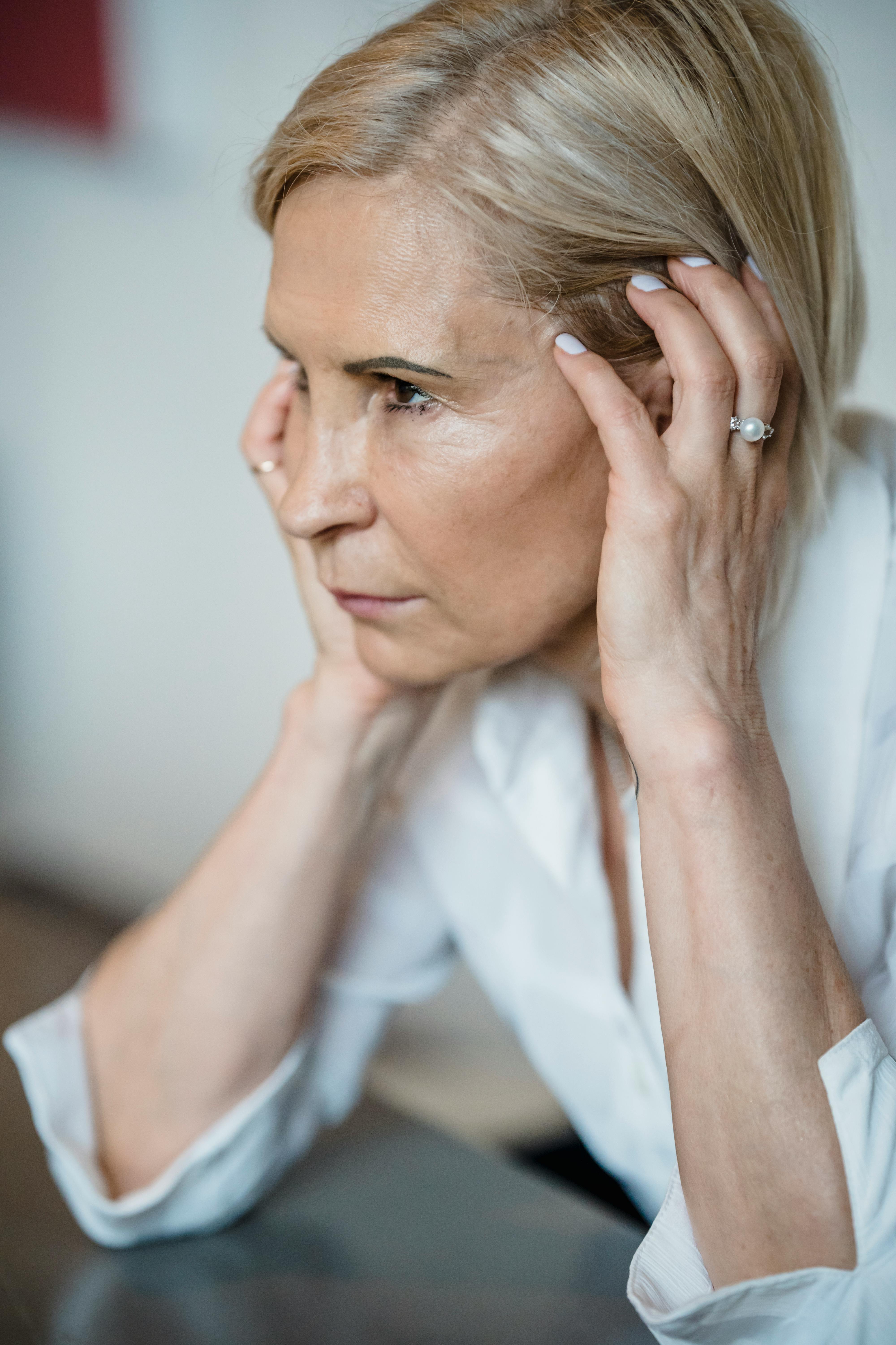 Une femme sérieuse qui regarde quelque chose | Source : Pexels