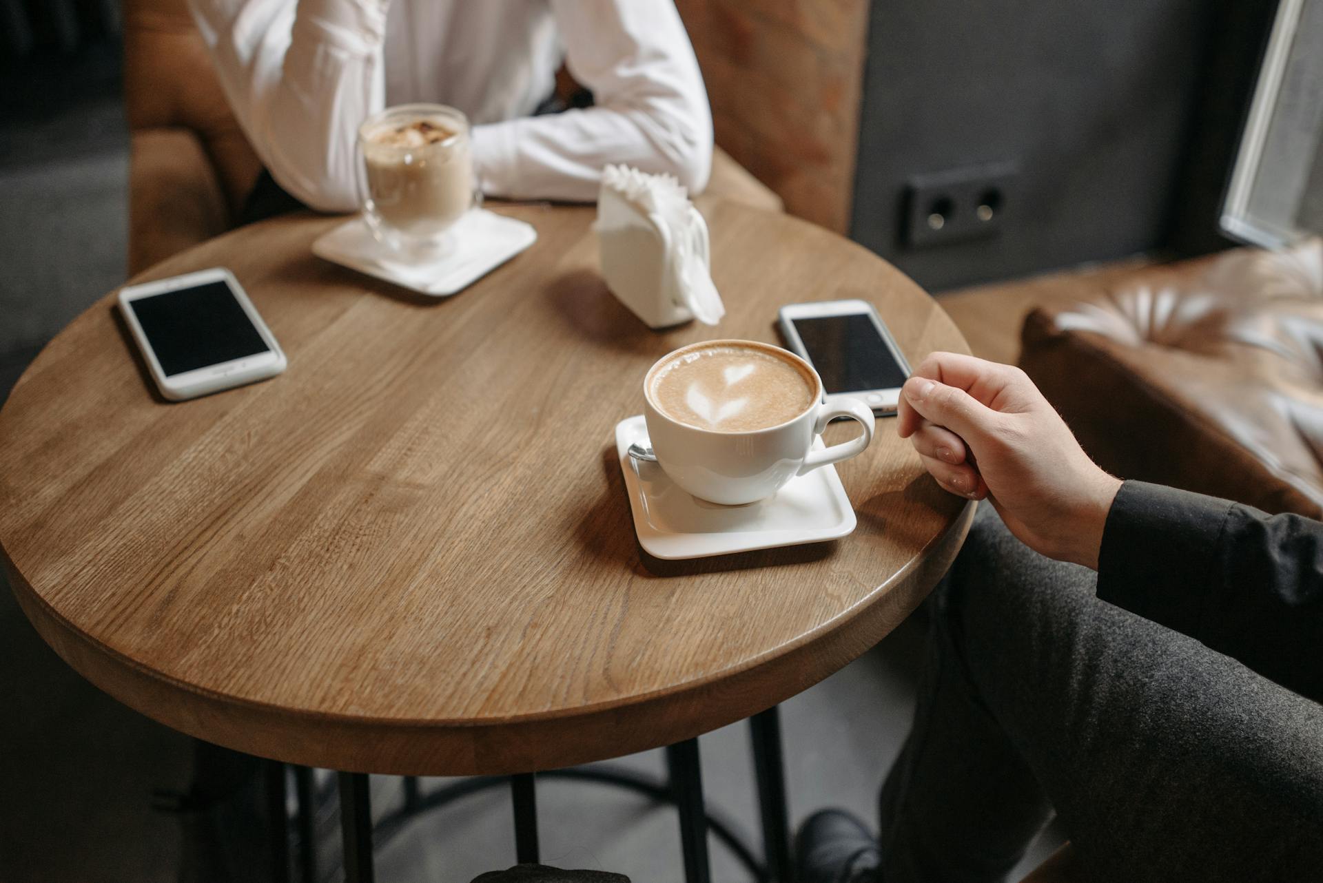 Un couple assis dans un café | Source : Pexels