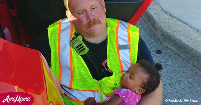 La photo d'un pompier tenant une petite fille dans ses bras après un accident de voiture est devenue virale