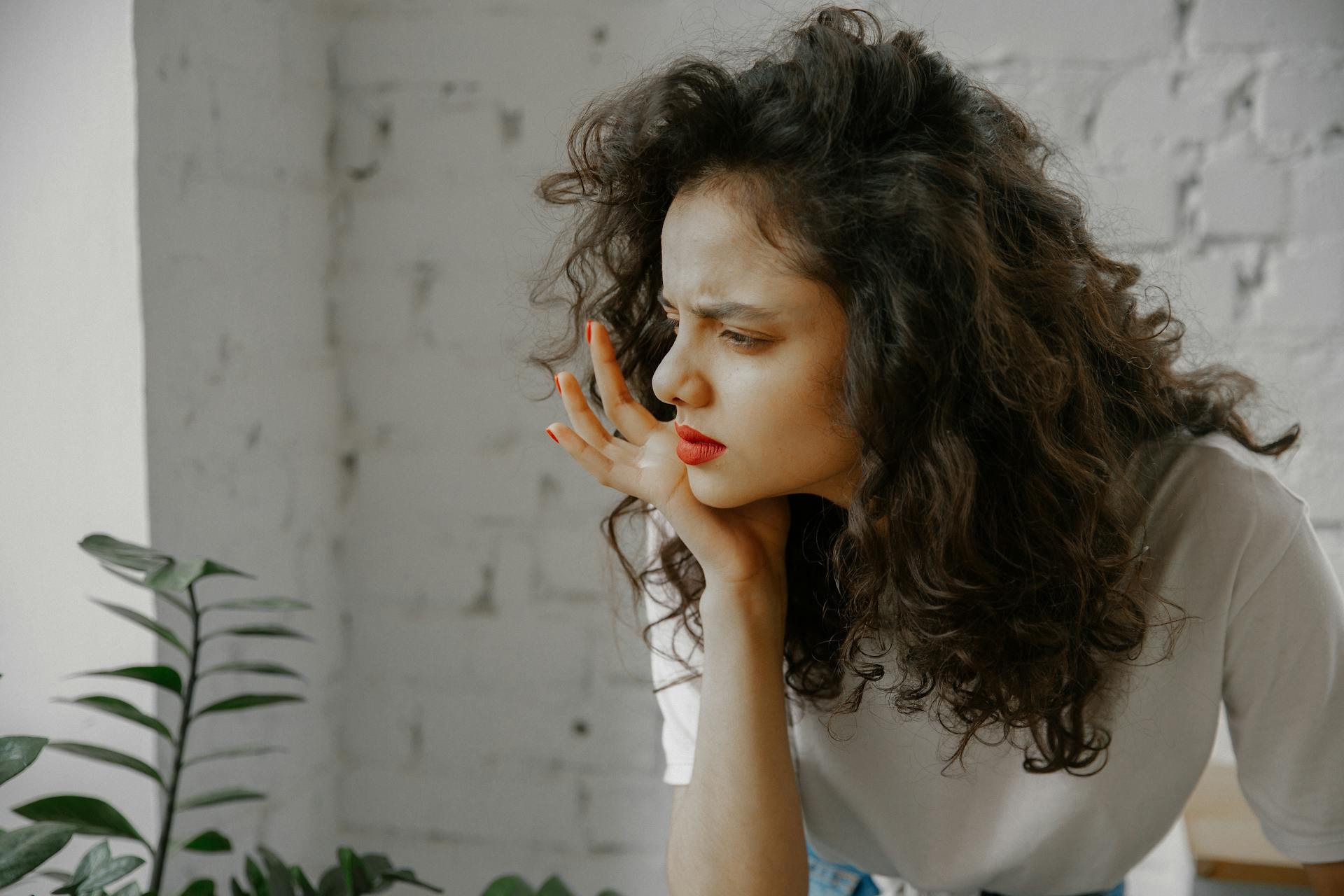 Une femme au regard agacé | Source : Pexels