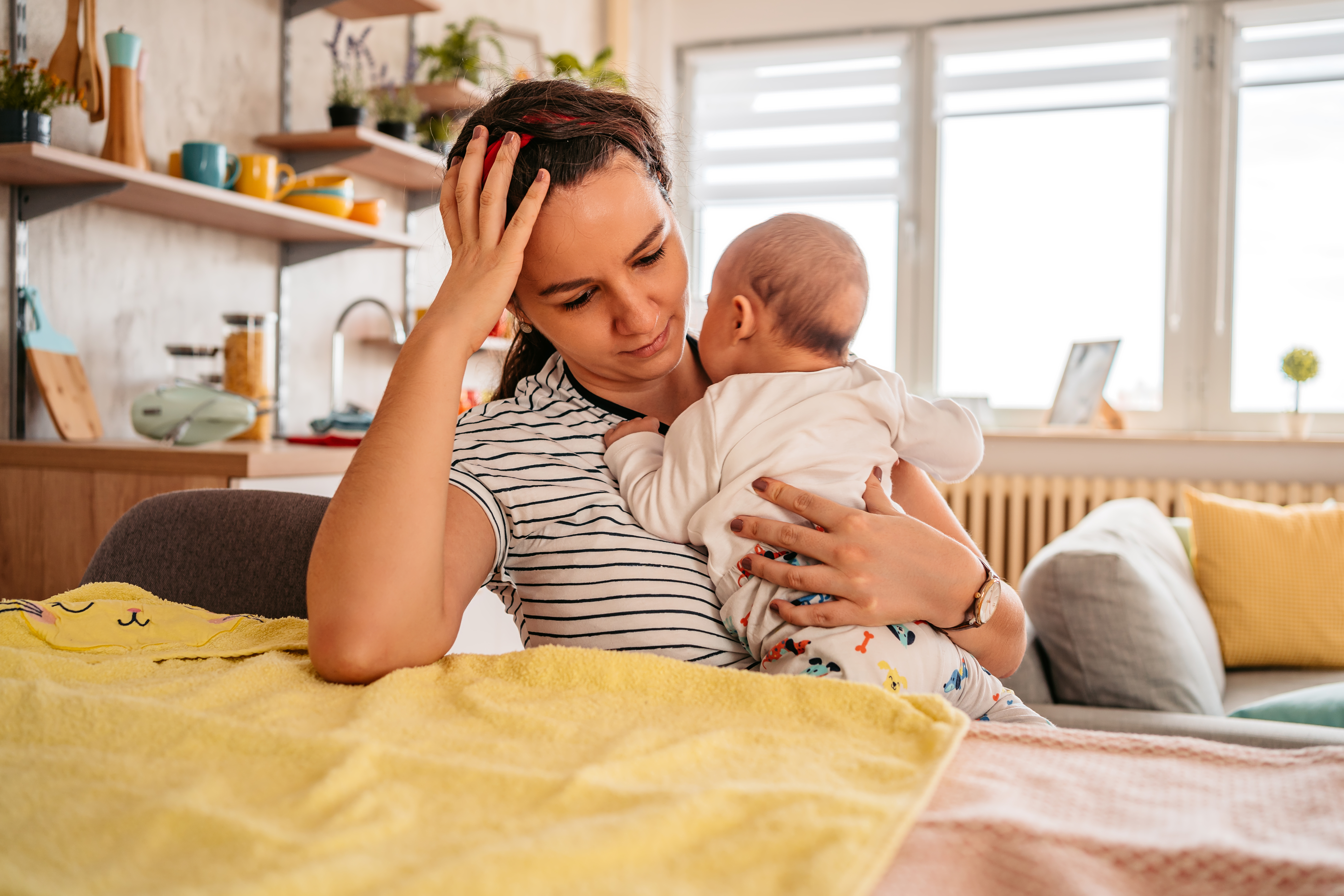 Une femme frustrée tenant son bébé | Source : Getty Images