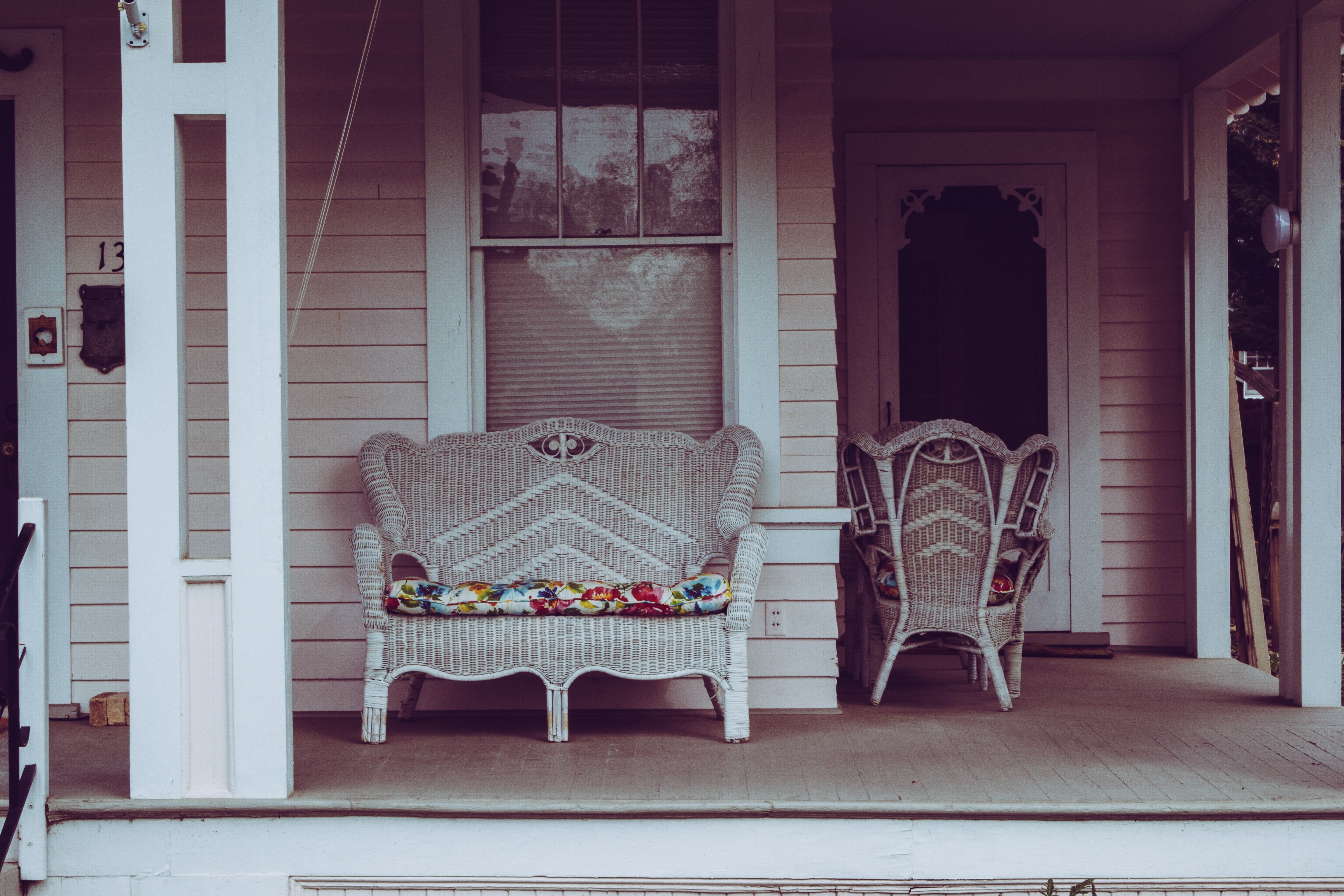 Jacob est monté sur le porche d'entrée pour vérifier que Mme Jacobson va bien. | Photo : Pexels