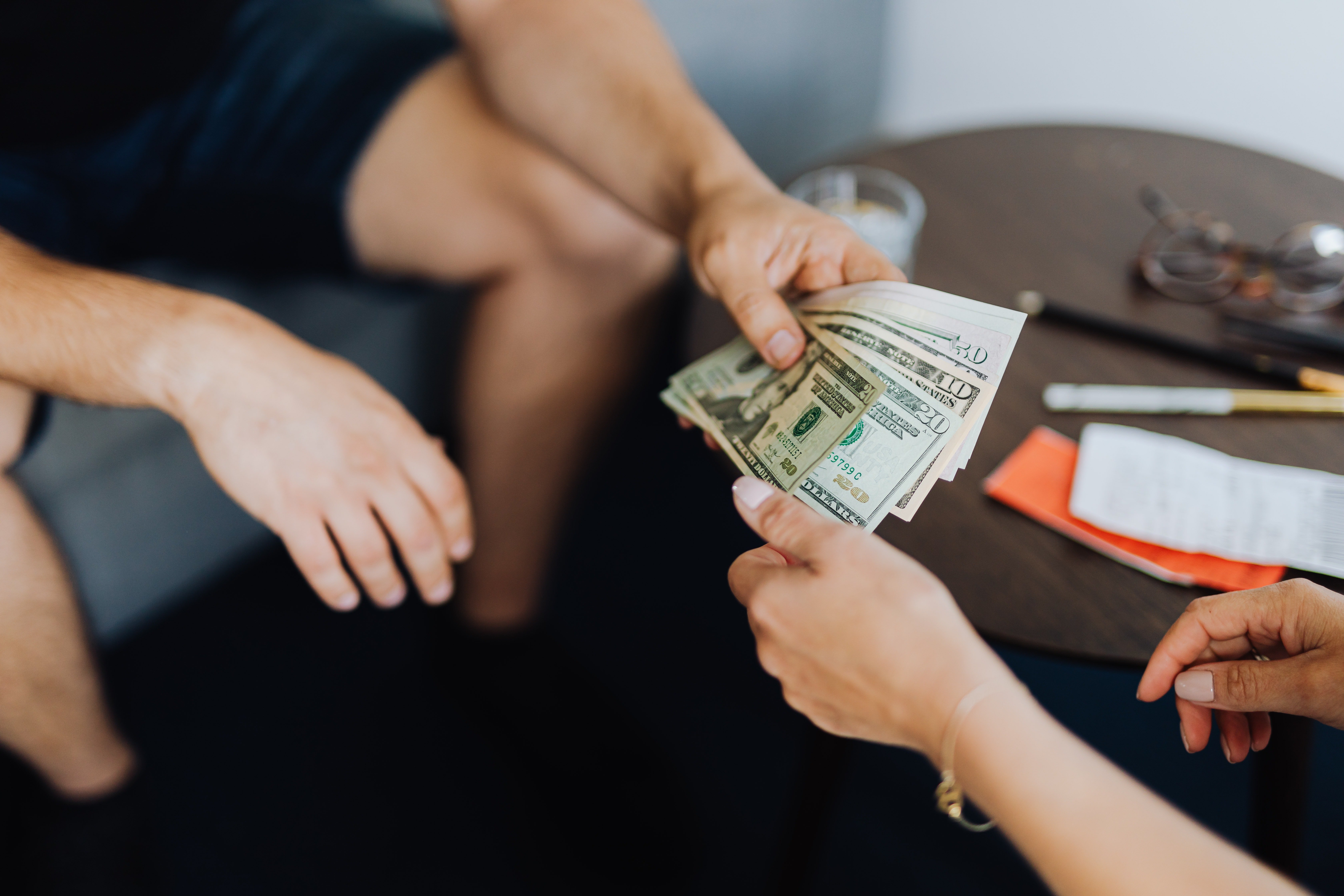 Deux personnes échangeant de l'argent | Source : Pexels