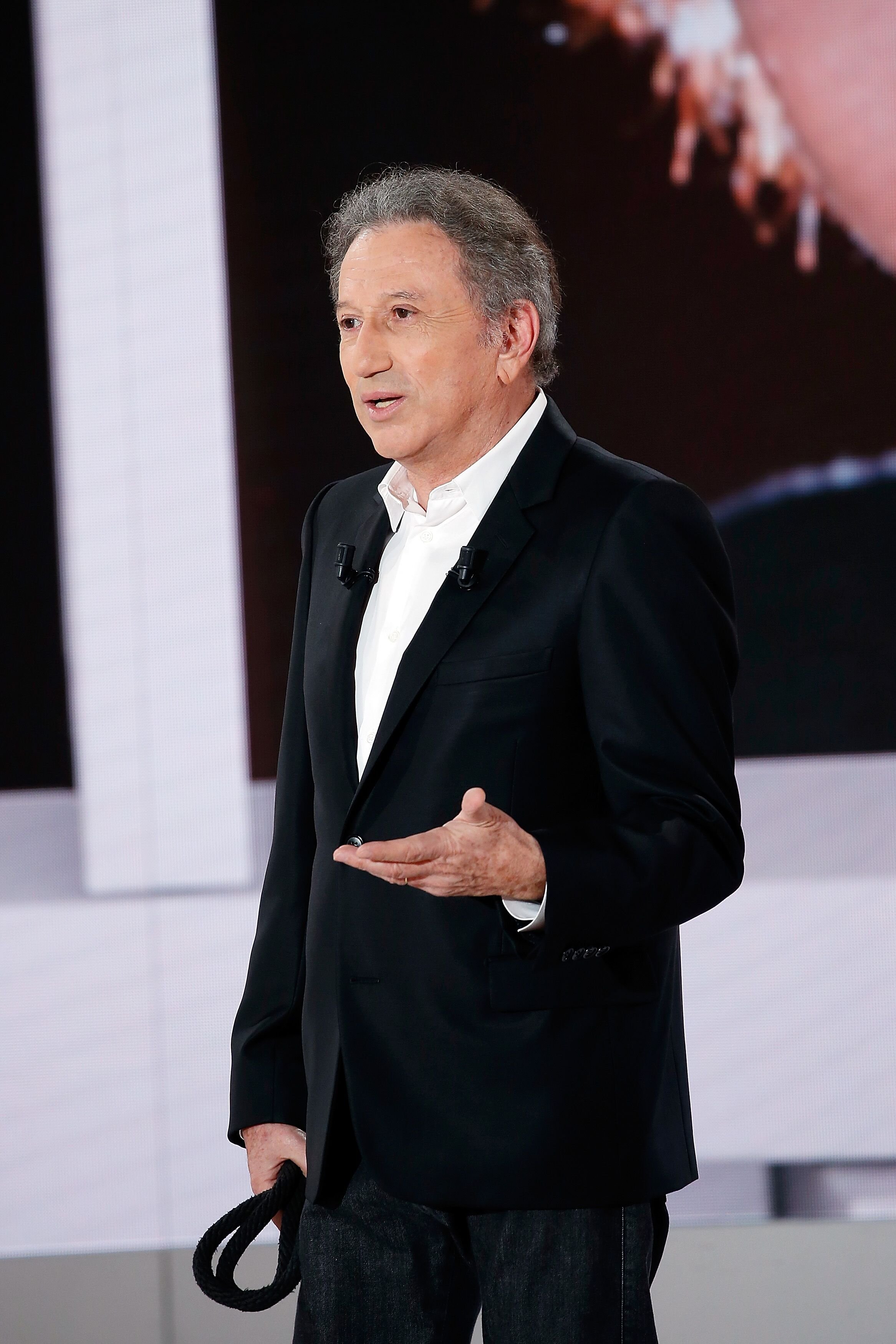 Michel Drucker assiste à l'émission de télévision française " Vivement Dimanche " au Pavillon Gabriel à Paris, France. | Photo :  Getty Images