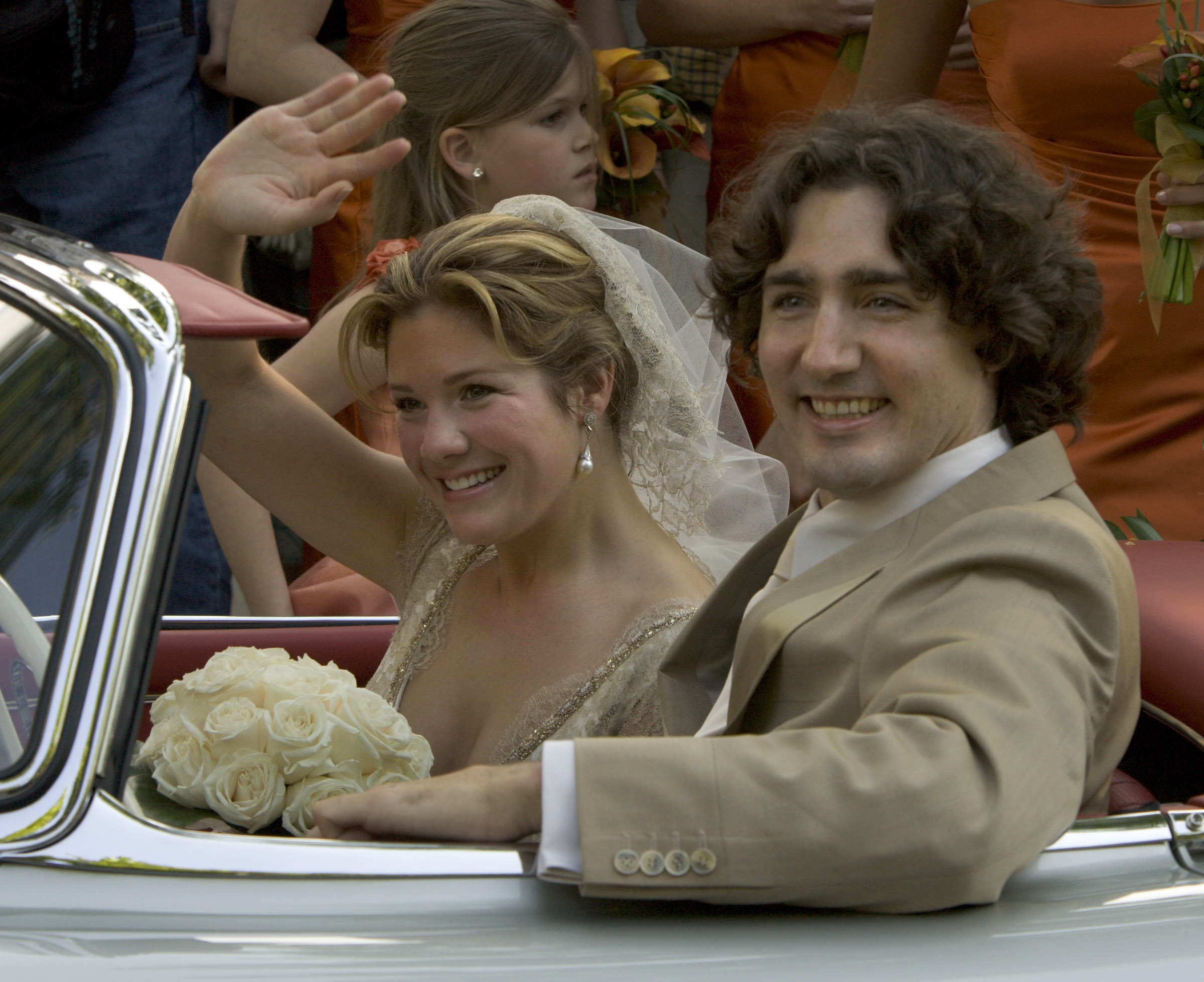 Justin Trudeau et sa femme Sophie Grégoire quittent l'église Sainte-Madeleine d'Outremont, à Montréal, après leur cérémonie de mariage, le 28 mai 2005. | Source : Getty Images