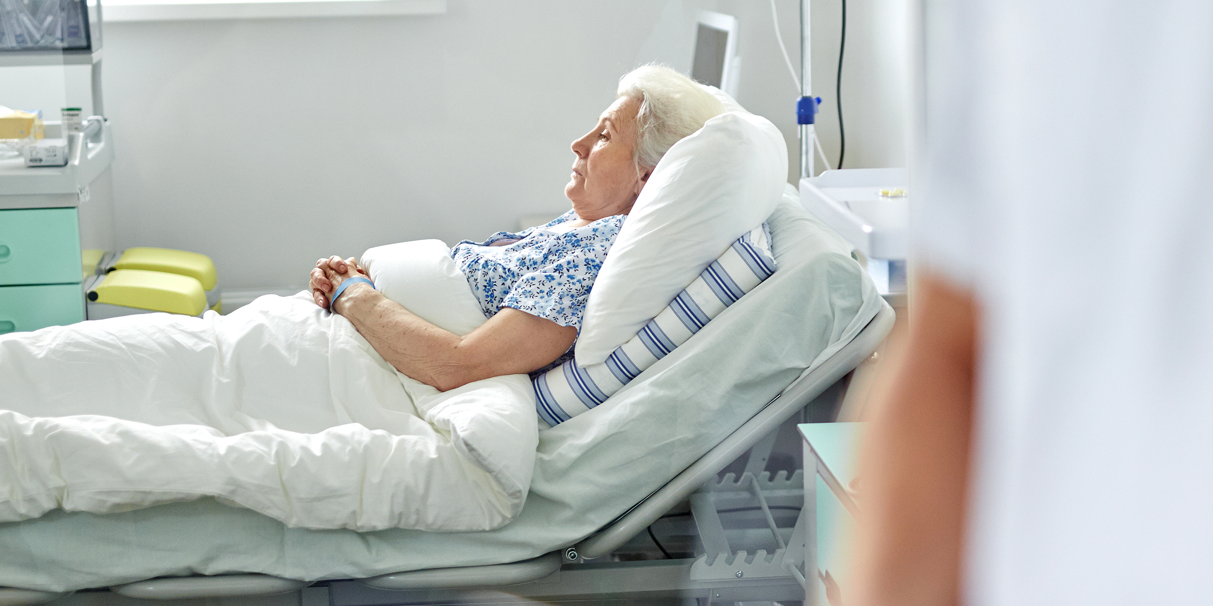 Une femme âgée dans un lit d'hôpital | Source : Shutterstock