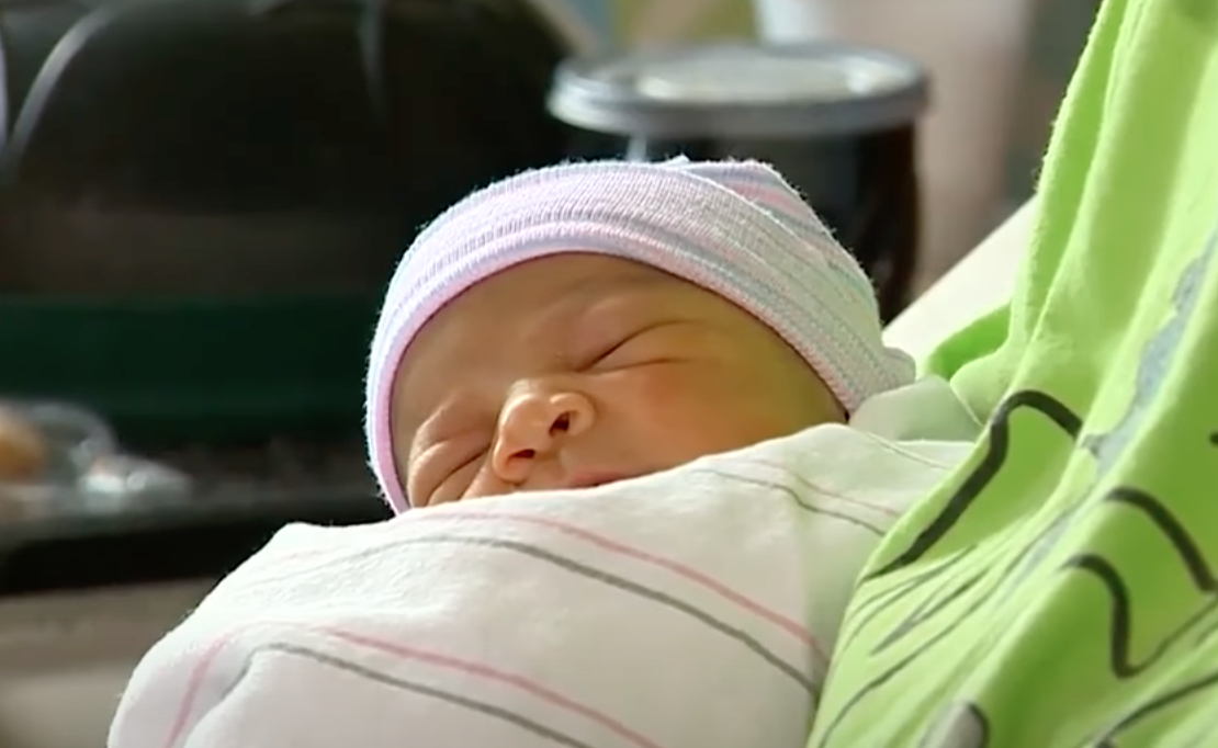 La petite fille Miracle Joy. | Source : youtube.com/WCVB Channel 5 Boston