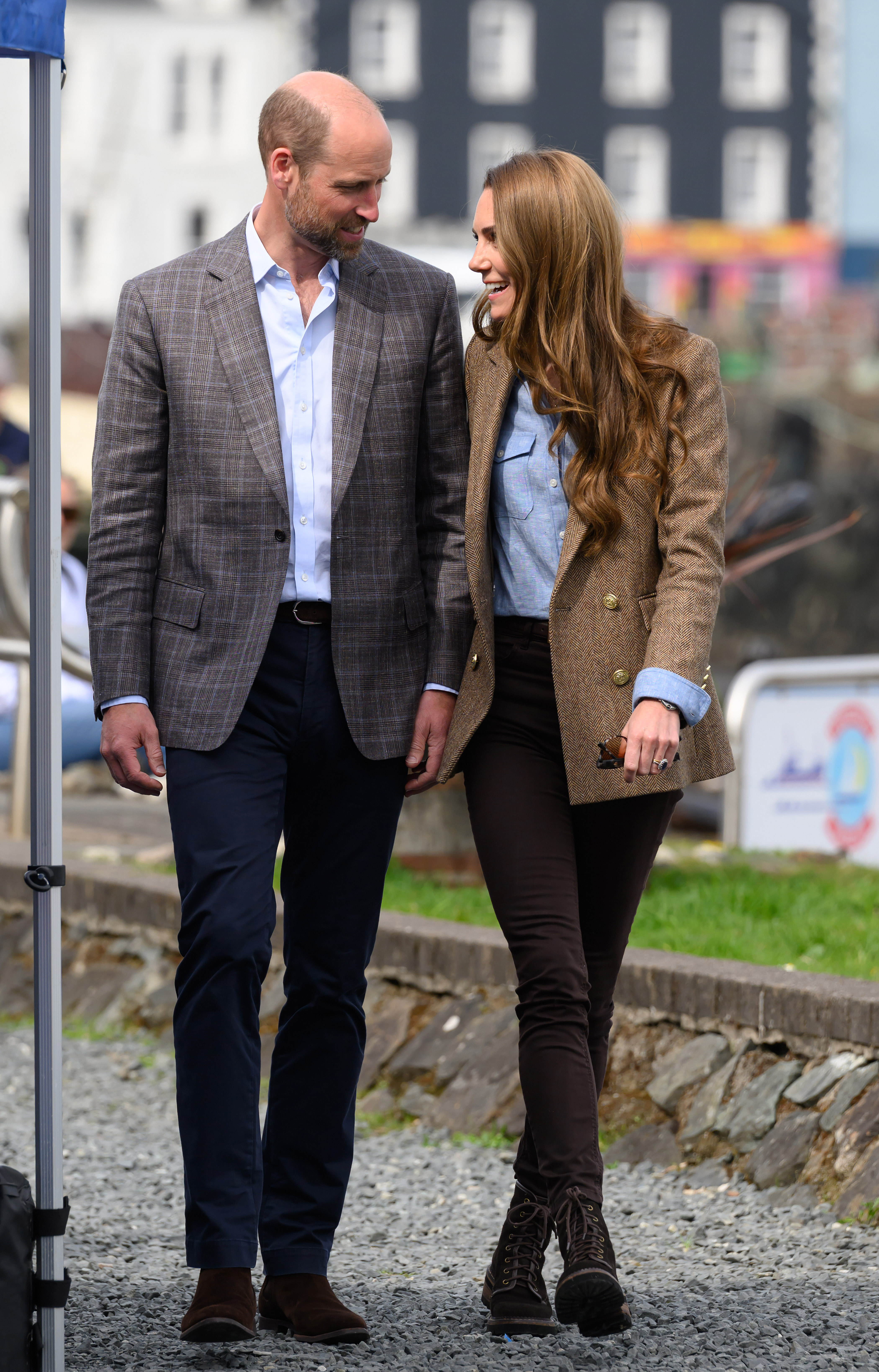 William et Catherine se promènent dans Tobermory en échangeant des sourires. Leurs tenues coordonnées et leur attitude détendue ont attiré l'attention des photographes et des habitants de l'île au cours de leur tournée de deux jours.