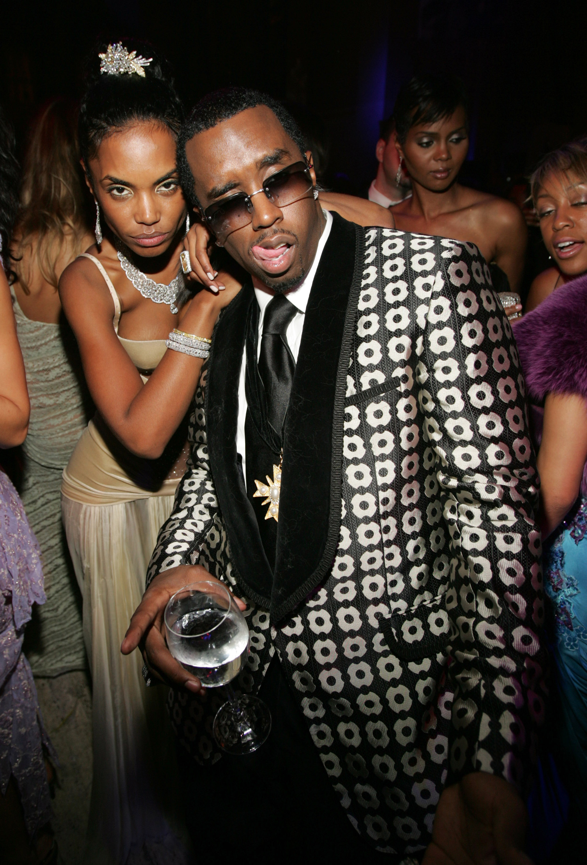 Kim Porter et Sean "P. Diddy" Combs assistent à la fête d'anniversaire de Diddy le 4 novembre 2004 | Source : Getty Images