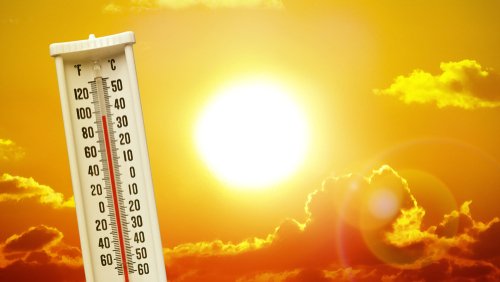 Avertissement de température chaude avec un thermomètre | Photo : Shutterstock