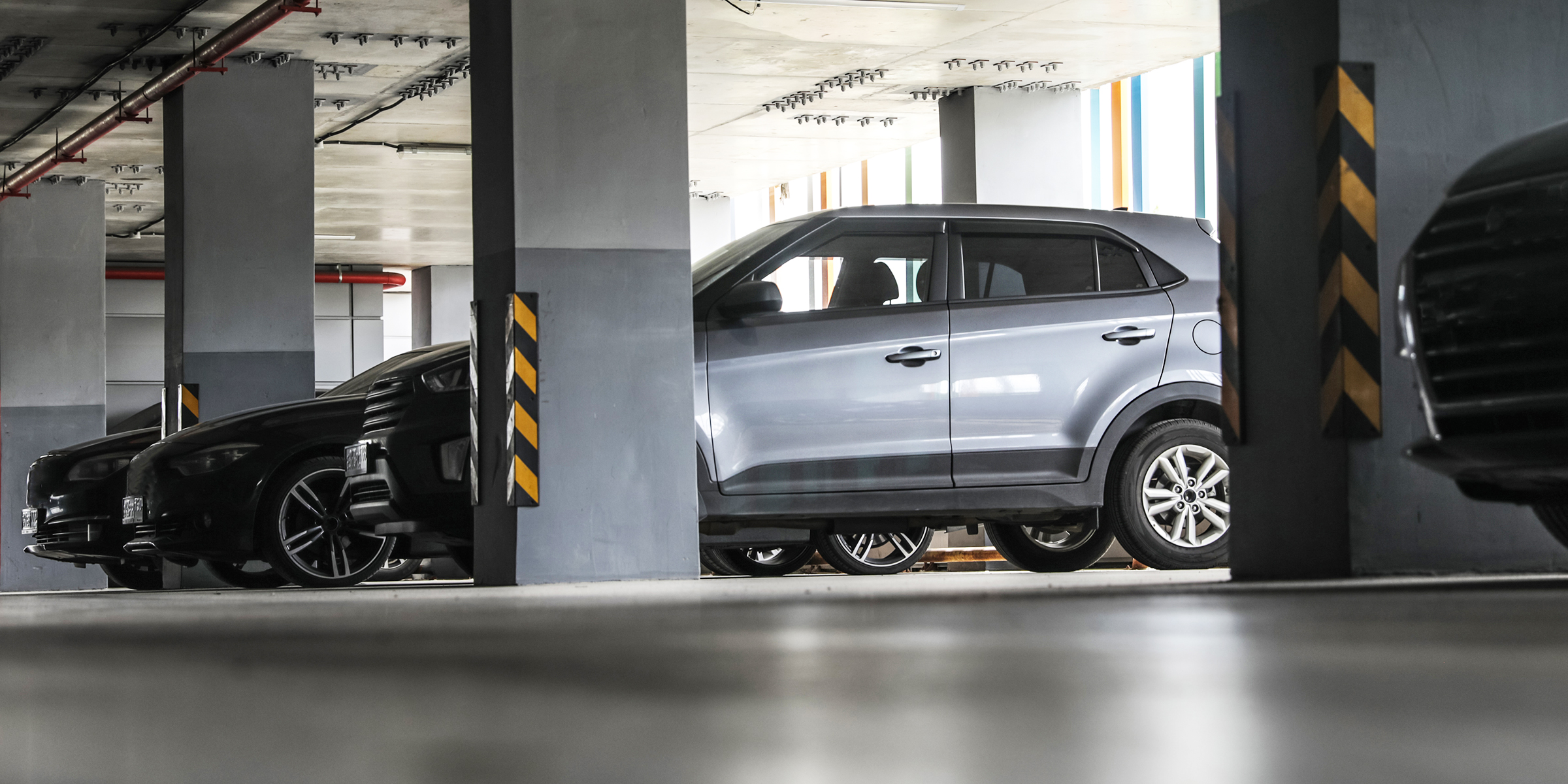 Une voiture dans un parking | Source : Shutterstock