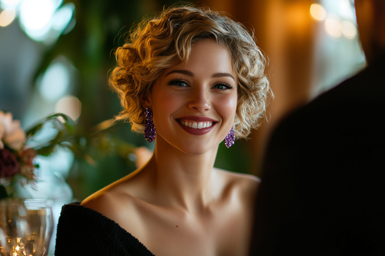 Une femme souriante assise dans un restaurant | Source : Midjourney