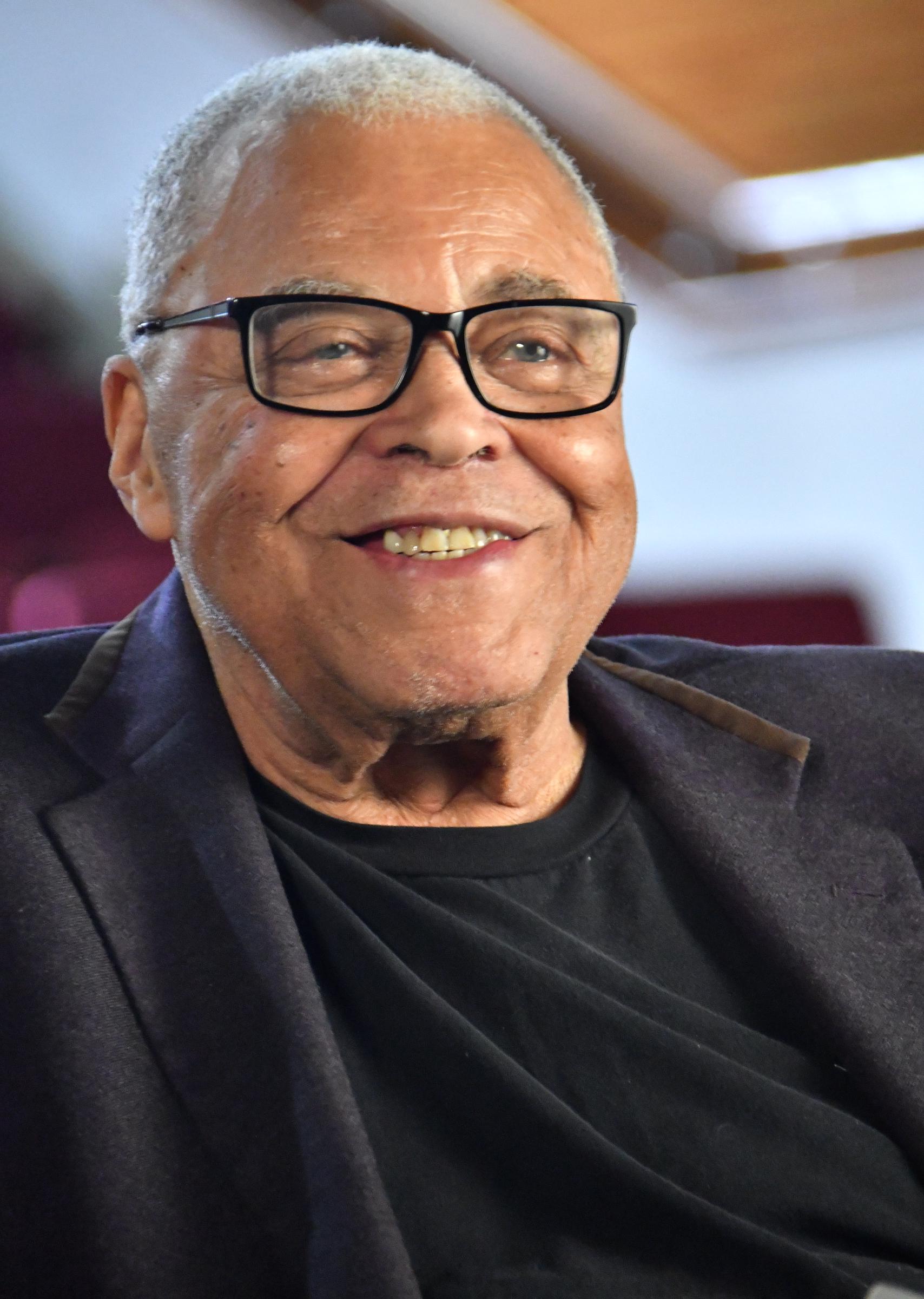 James Earl Jones enregistrant un segment audio pour Disney lors d'un événement spécial à Pawling, dans l'État de New York, le 10 juillet 2019. | Source : Getty Images