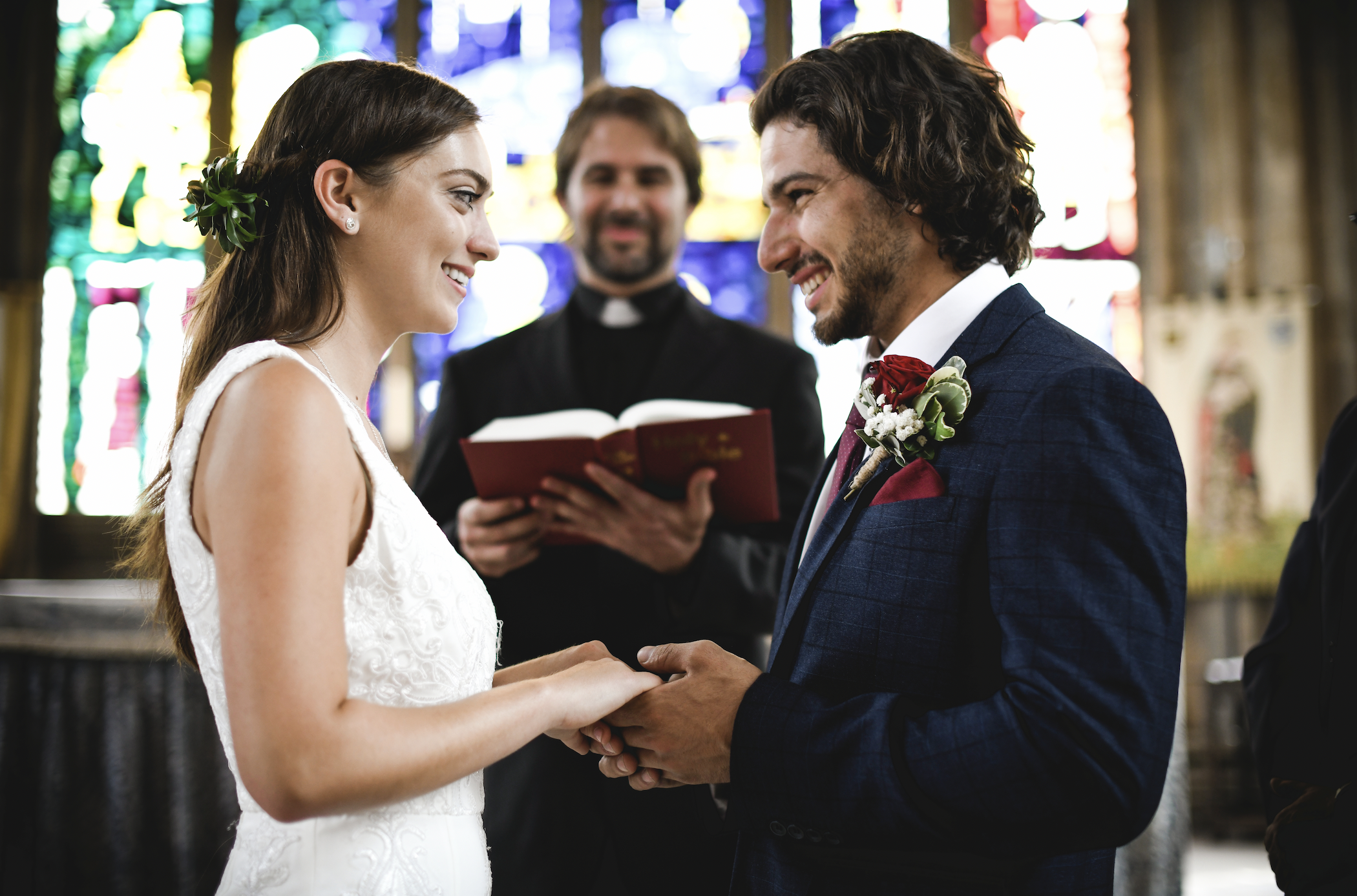 Une mariée et un marié sont devant l'autel | Source : Shutterstock