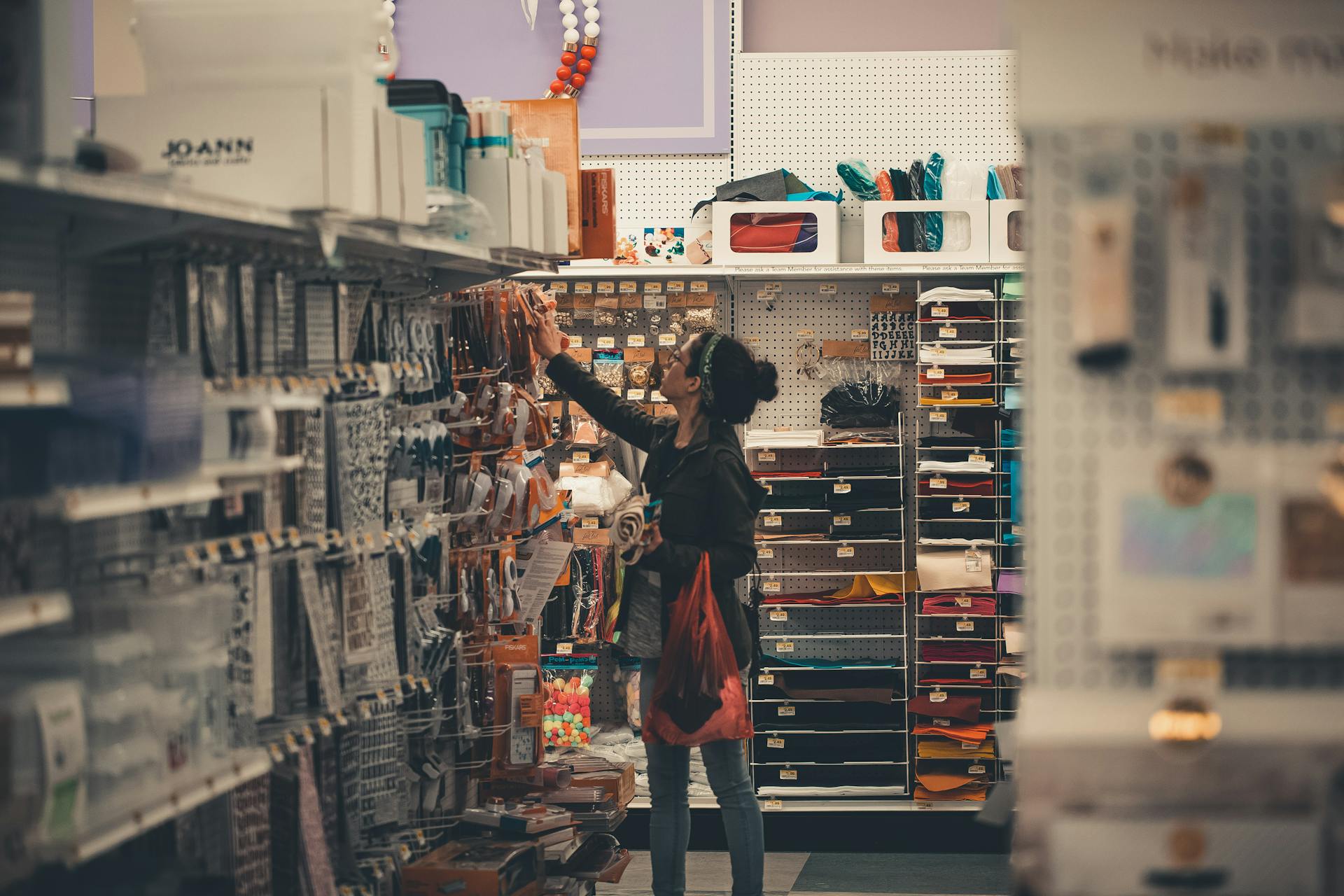 Une femme faisant ses courses dans une quincaillerie | Source : Pexels