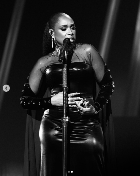 Jennifer Hudson en milieu de prestation lors de la spéciale du 50e anniversaire des AMAs, postée le 5 octobre 2024 | Source : Instagram/iamjhud