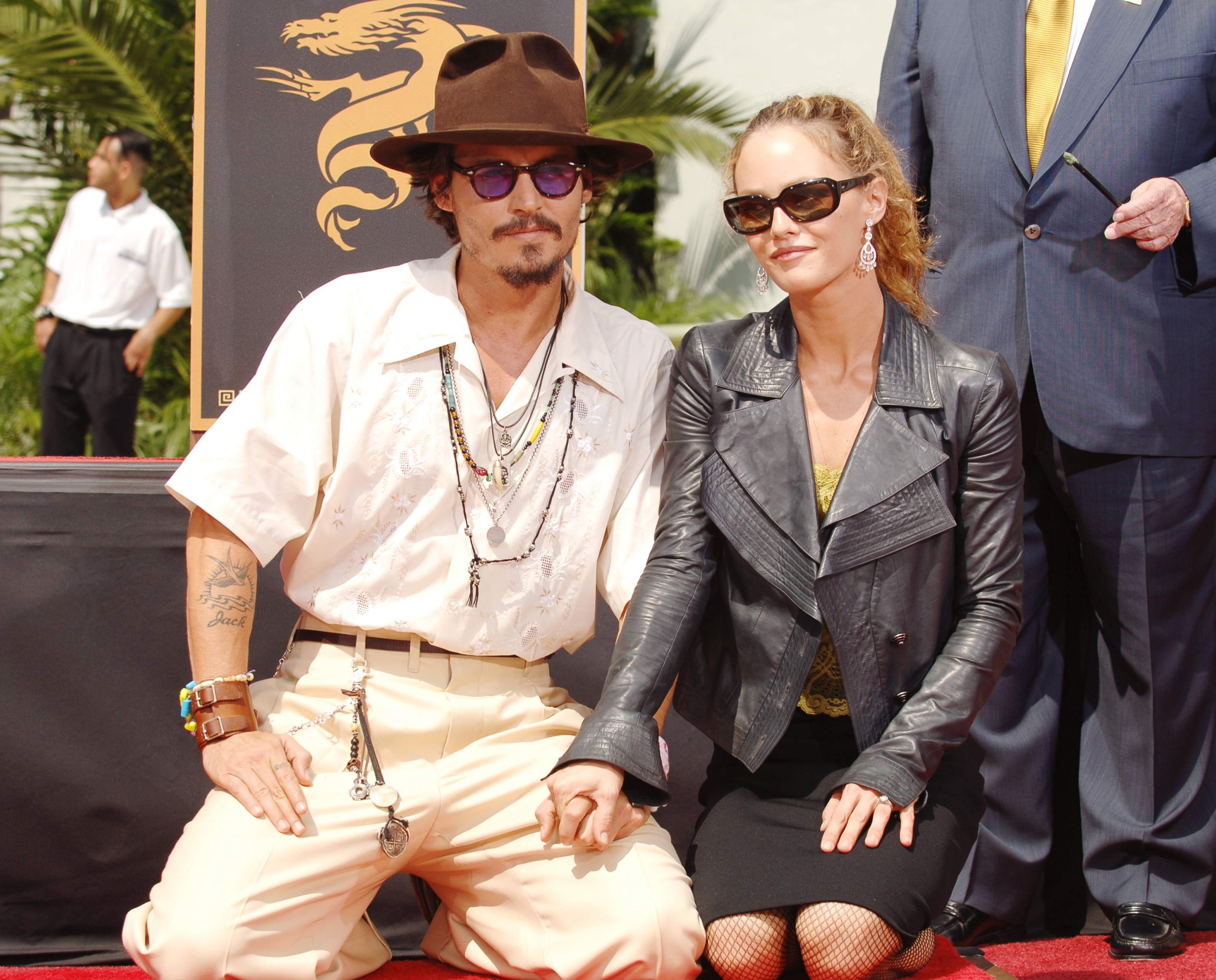 Johnny Depp et Vanessa Paradis lors de la cérémonie des empreintes de mains et de pieds de Johnny Depp à Hollywood, en Californie, en 2005. | Source : Getty Images