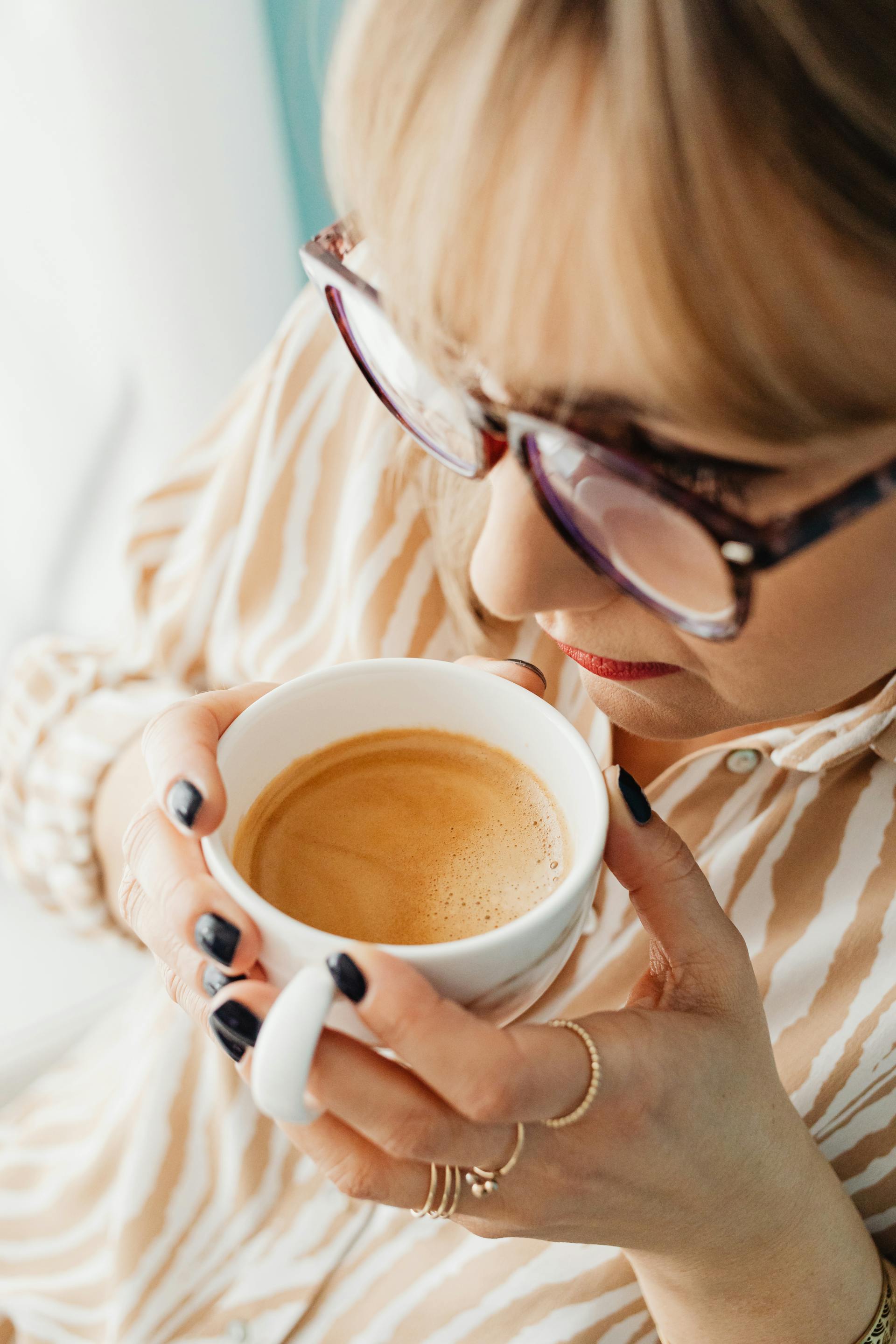 Une femme qui boit du café | Source : Pexels