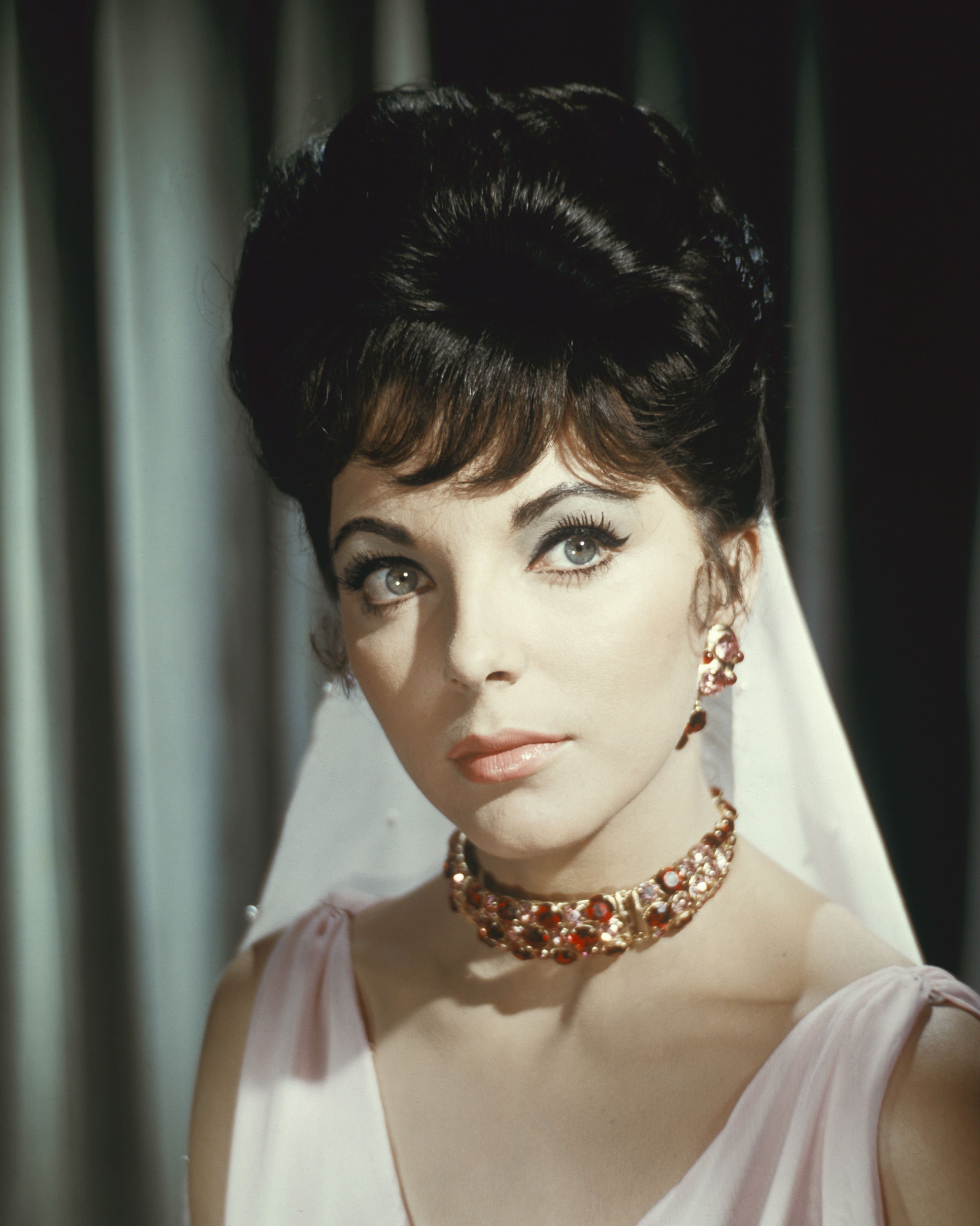 Joan Collins sur le plateau de tournage d'"Esther et le roi", 1960 | Source : Getty Images
