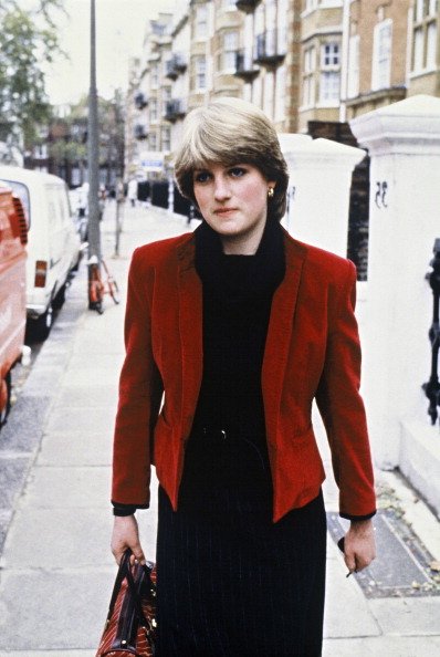 Lady Diana Spencer sort de son appartement à Earls Court.  |Photo : Getty Images
