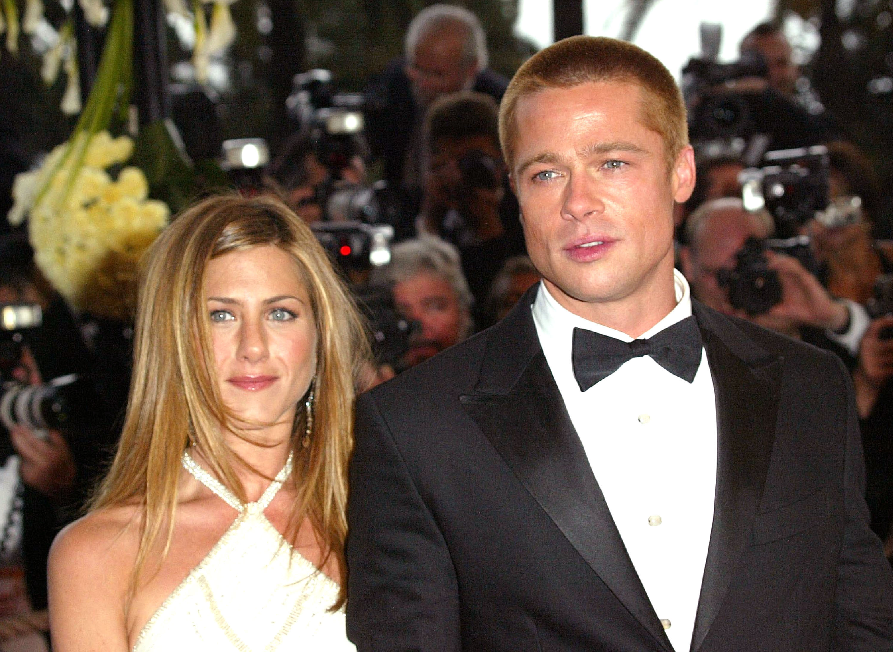 Jennifer Aniston et Brad Pitt à la première de "Troy" lors du Festival de Cannes à Cannes, France, le 13 mai 2004. | Source : Getty Images