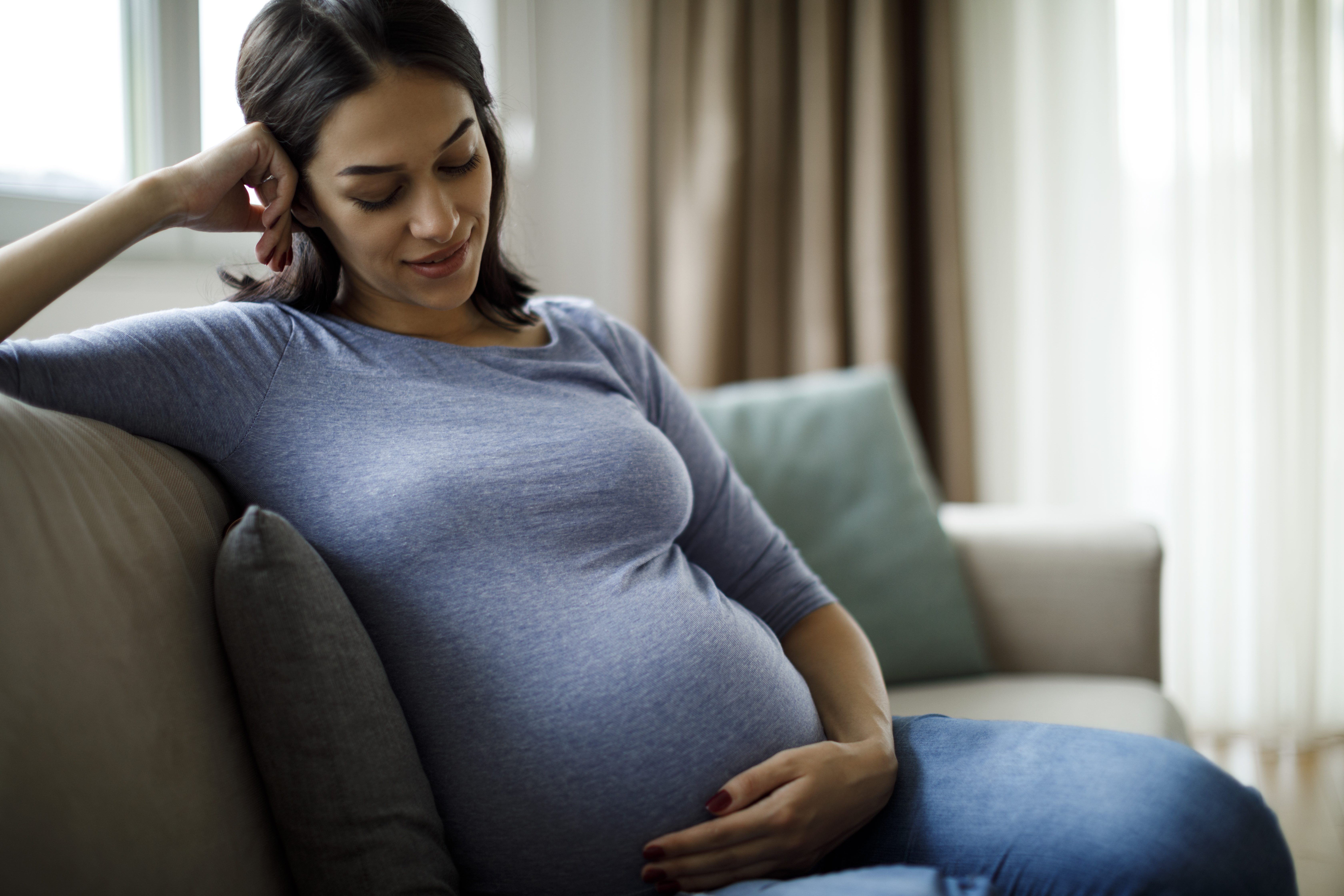 Une femme enceinte qui réfléchit | Source : Getty Images