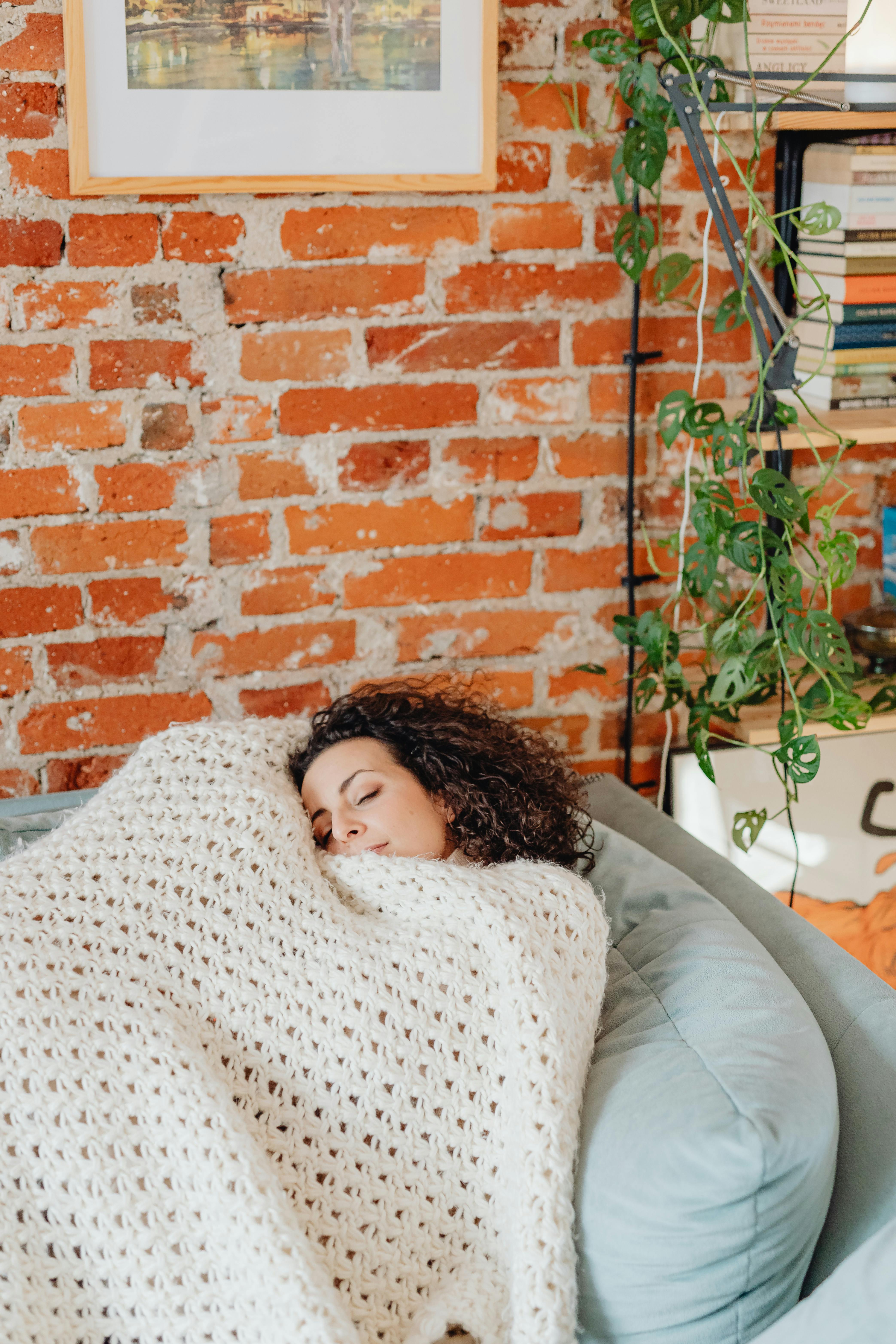 Une femme recouverte d'une couverture légère pendant son sommeil | Source : Pexels