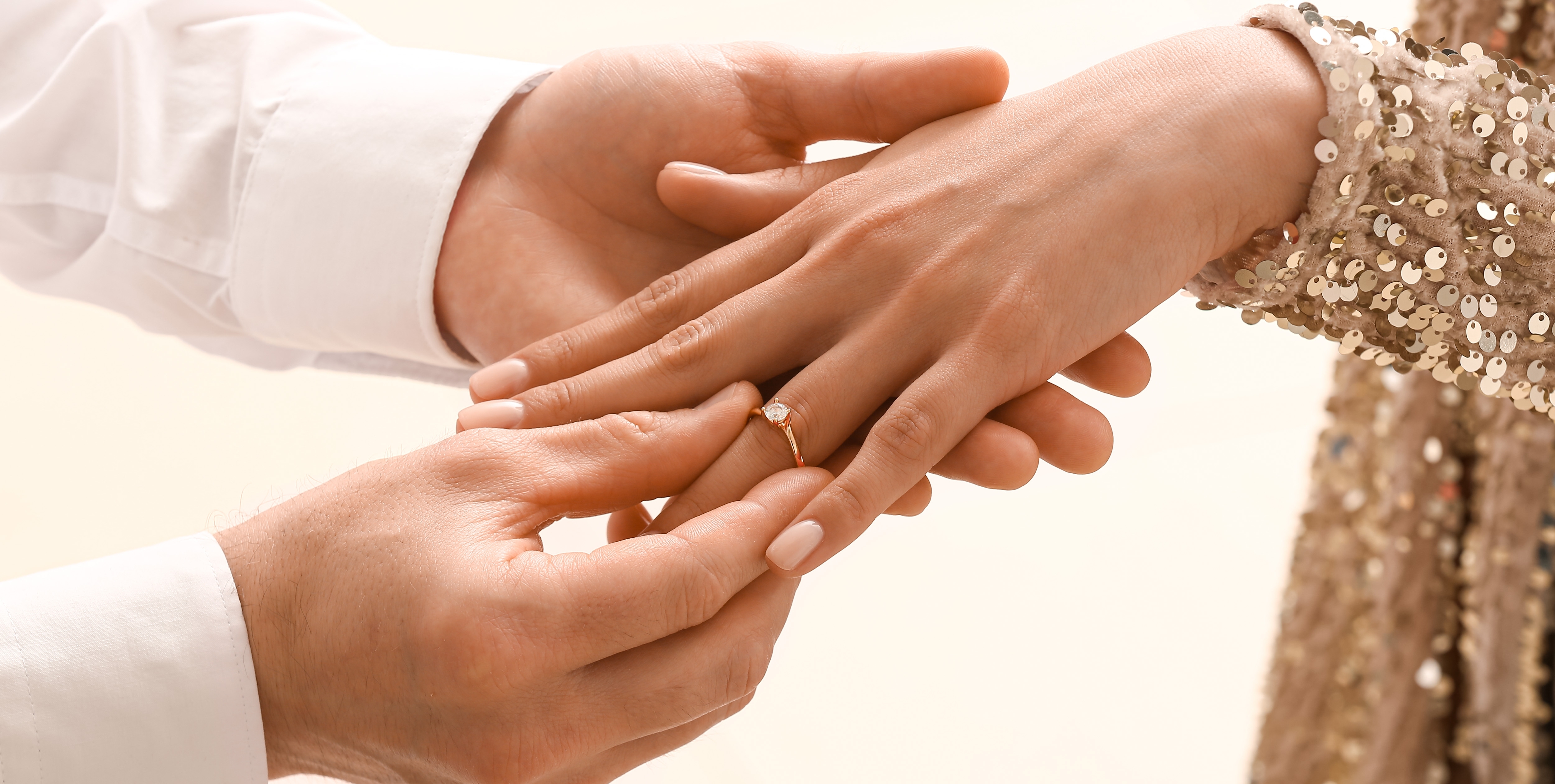 Un homme plaçant une bague de fiançailles sur la main d'une femme | Source : Shutterstock