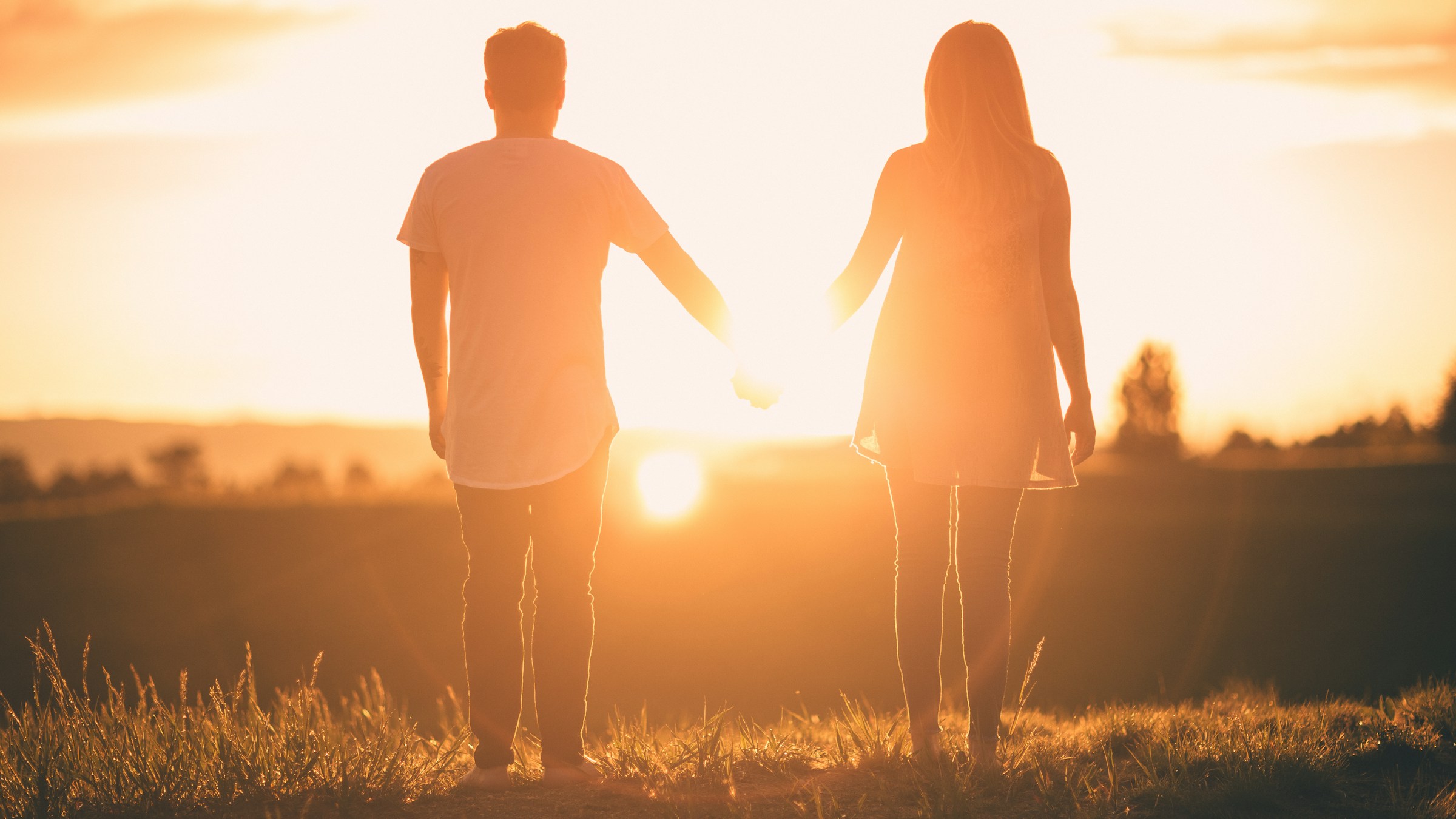 Un couple regardant le coucher de soleil | Source : Unsplash