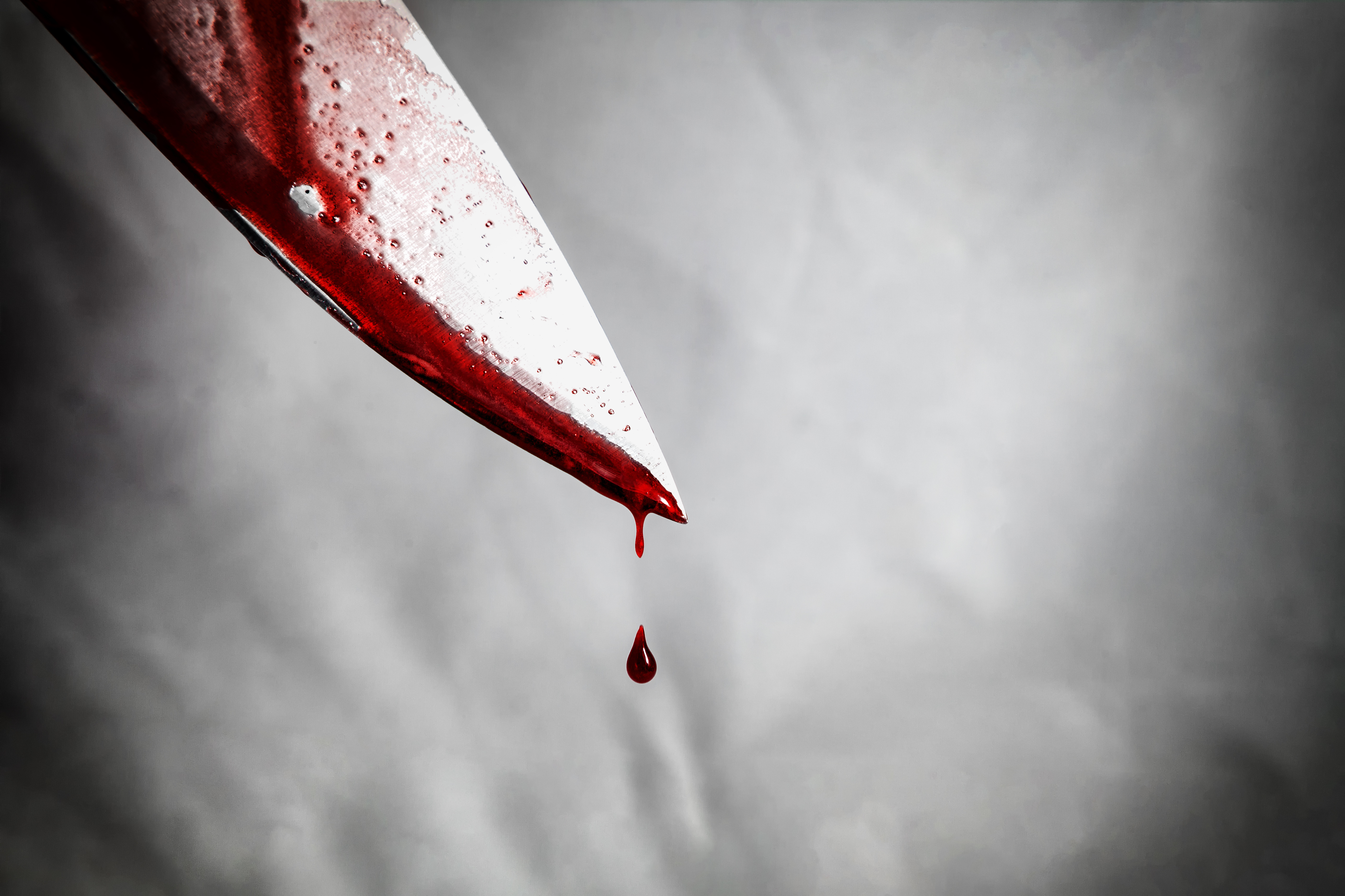 Gros plan d'un homme tenant un couteau | Source : Shutterstock