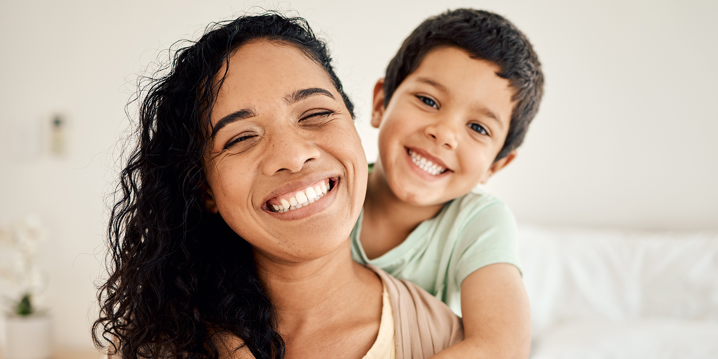 Une femme et son fils | Source : Shutterstock