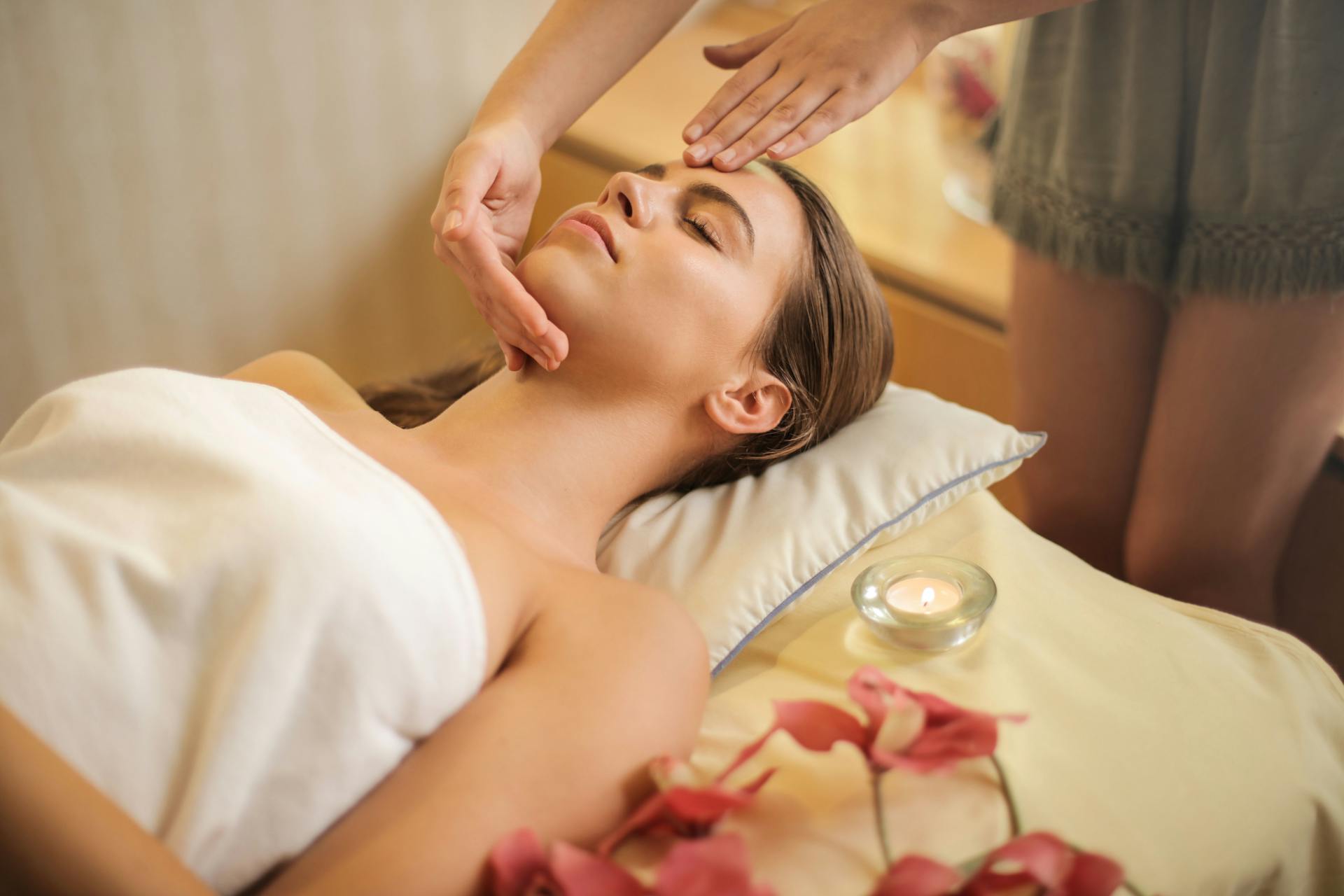 Une femme profite d'un massage relaxant dans un spa | Source : Pexels
