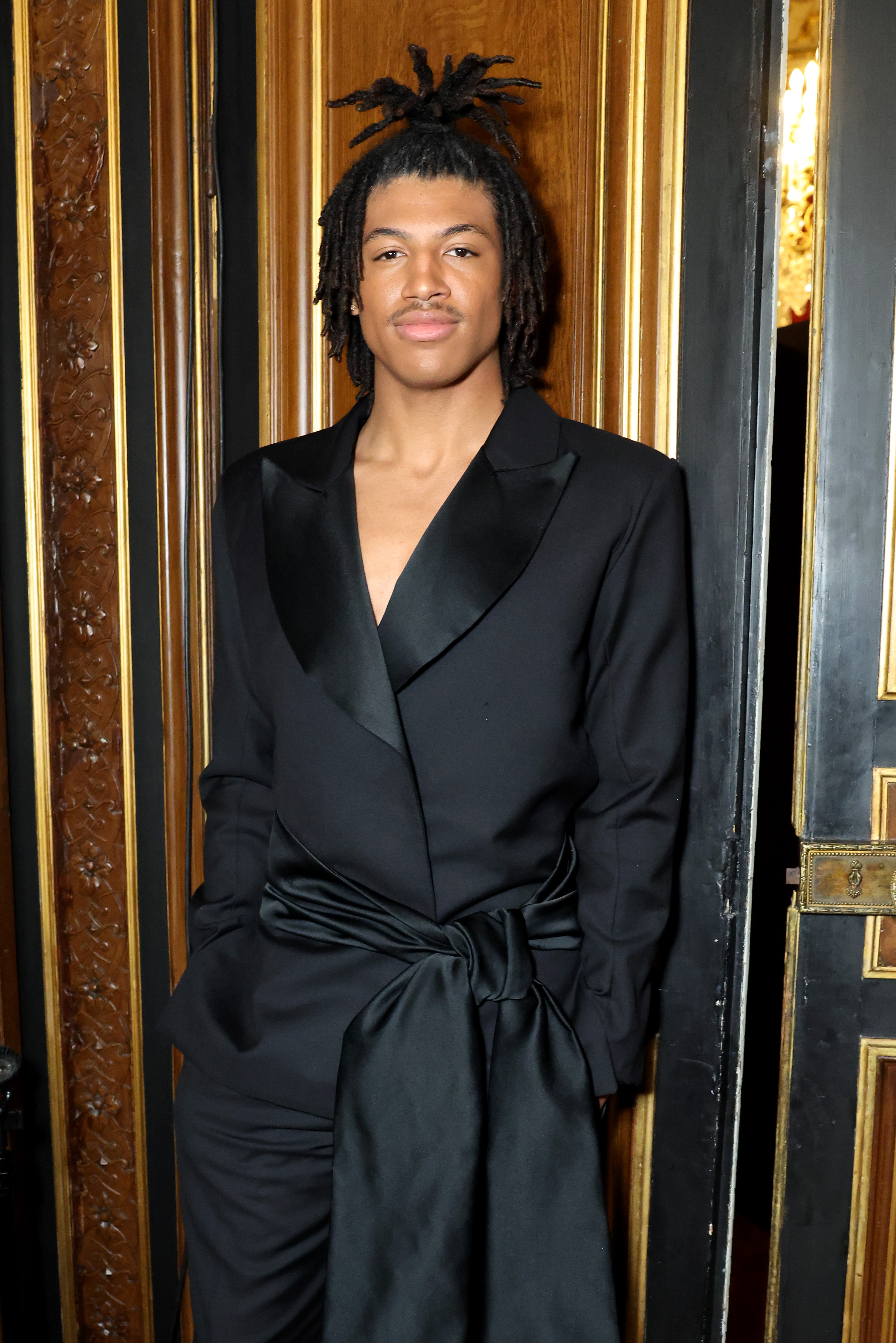 Henry Samuel pose en coulisses avant le défilé Lena Erziak Haute Couture printemps-été 2025 lors de la Fashion Week de Paris le 28 janvier 2025 | Source : Getty Images