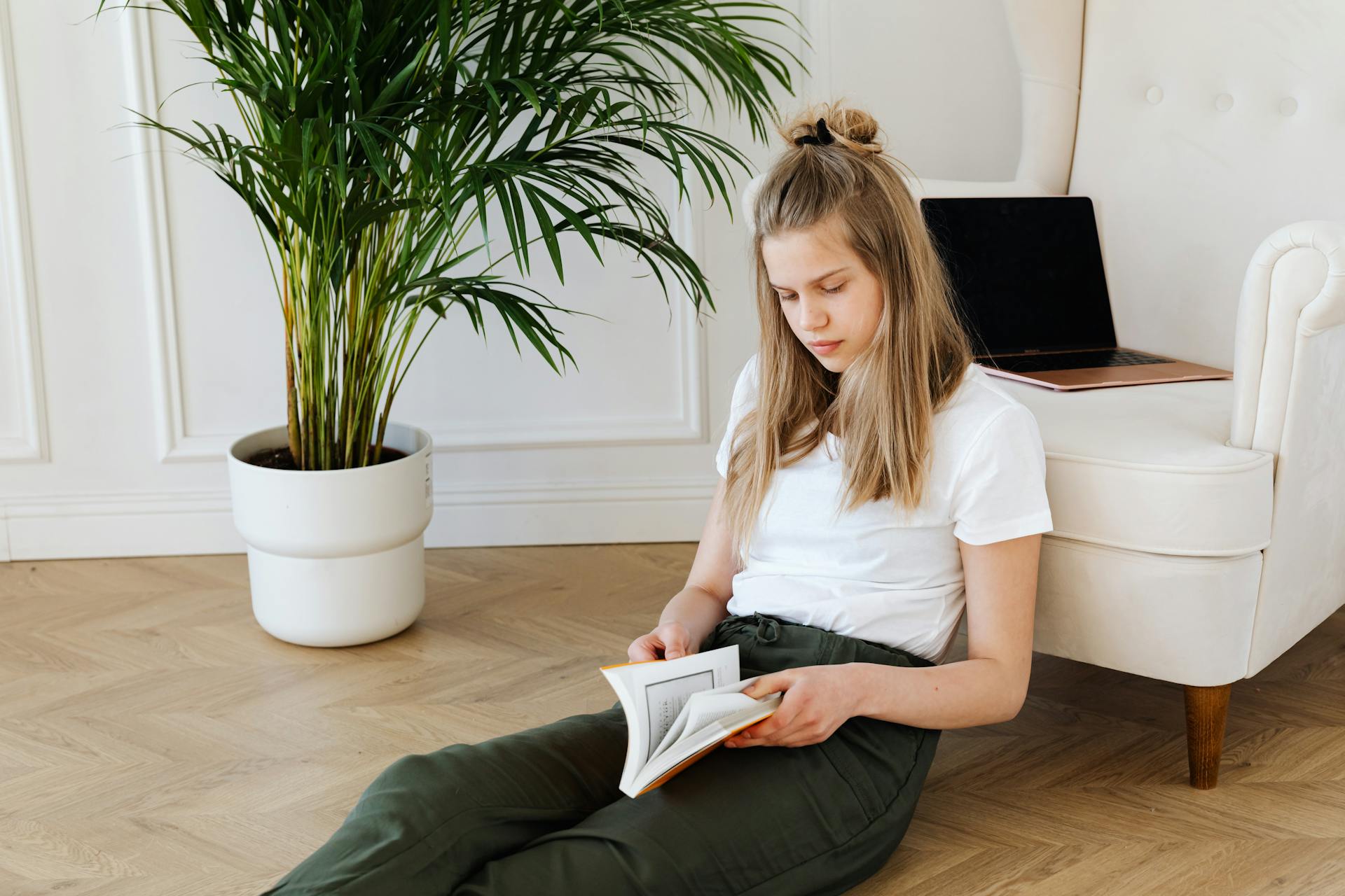 Une adolescente qui lit un livre | Source : Pexels