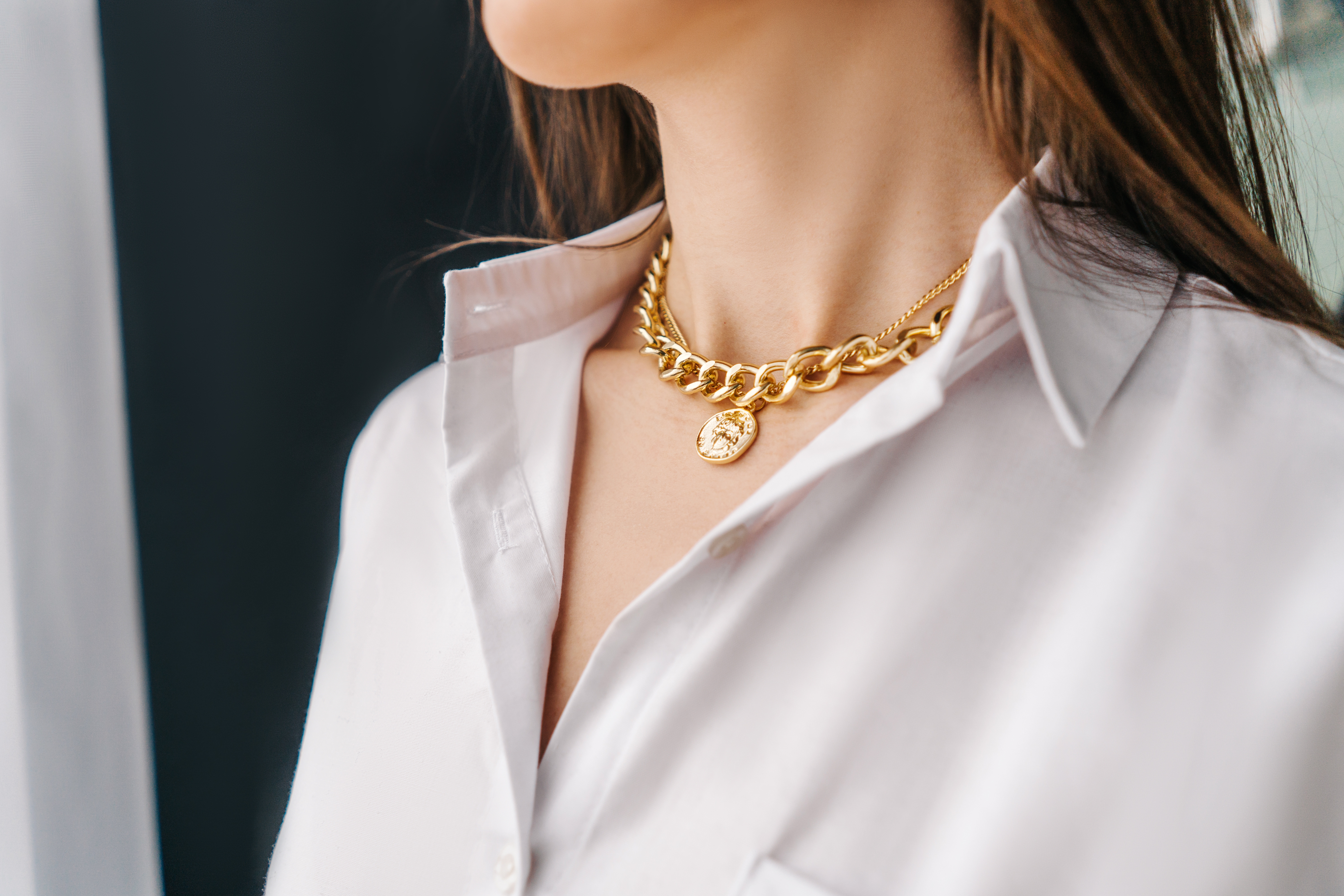 Femme portant un collier | Source : Shutterstock