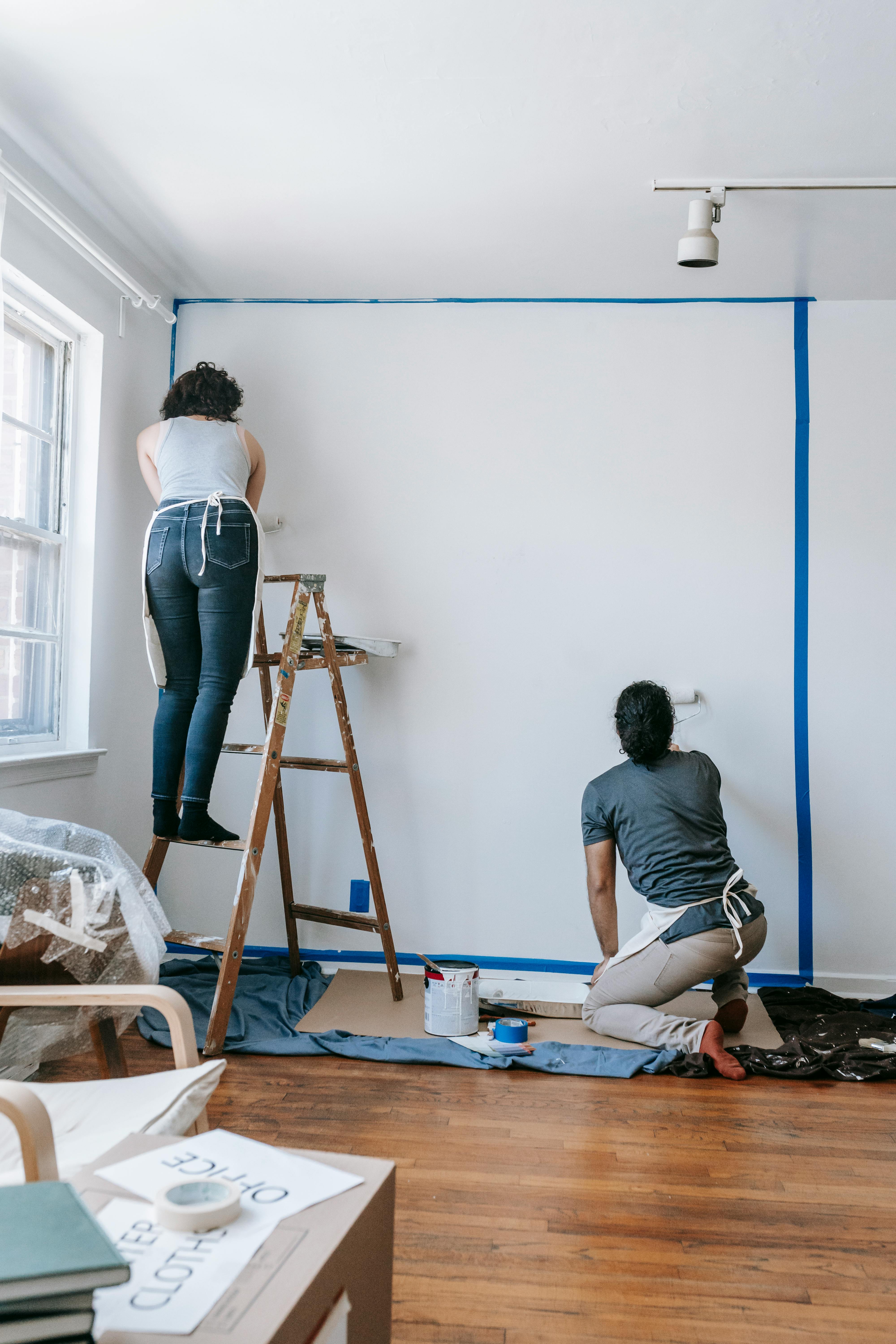 Deux personnes en train de peindre un mur. À des fins d'illustration uniquement | Source : Pexels