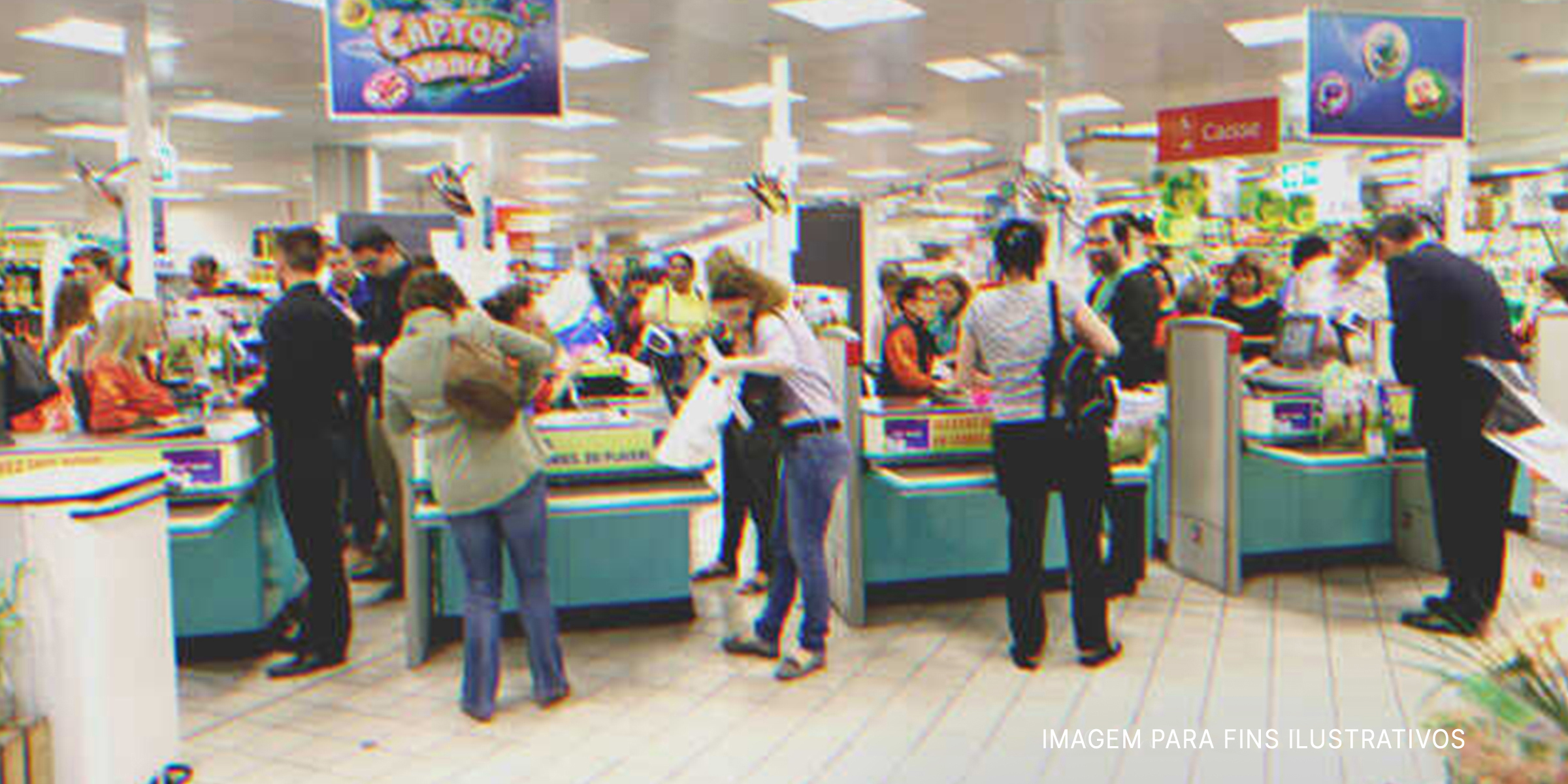 Caixas de supermercado com clientes. | Foto: Shutterstock