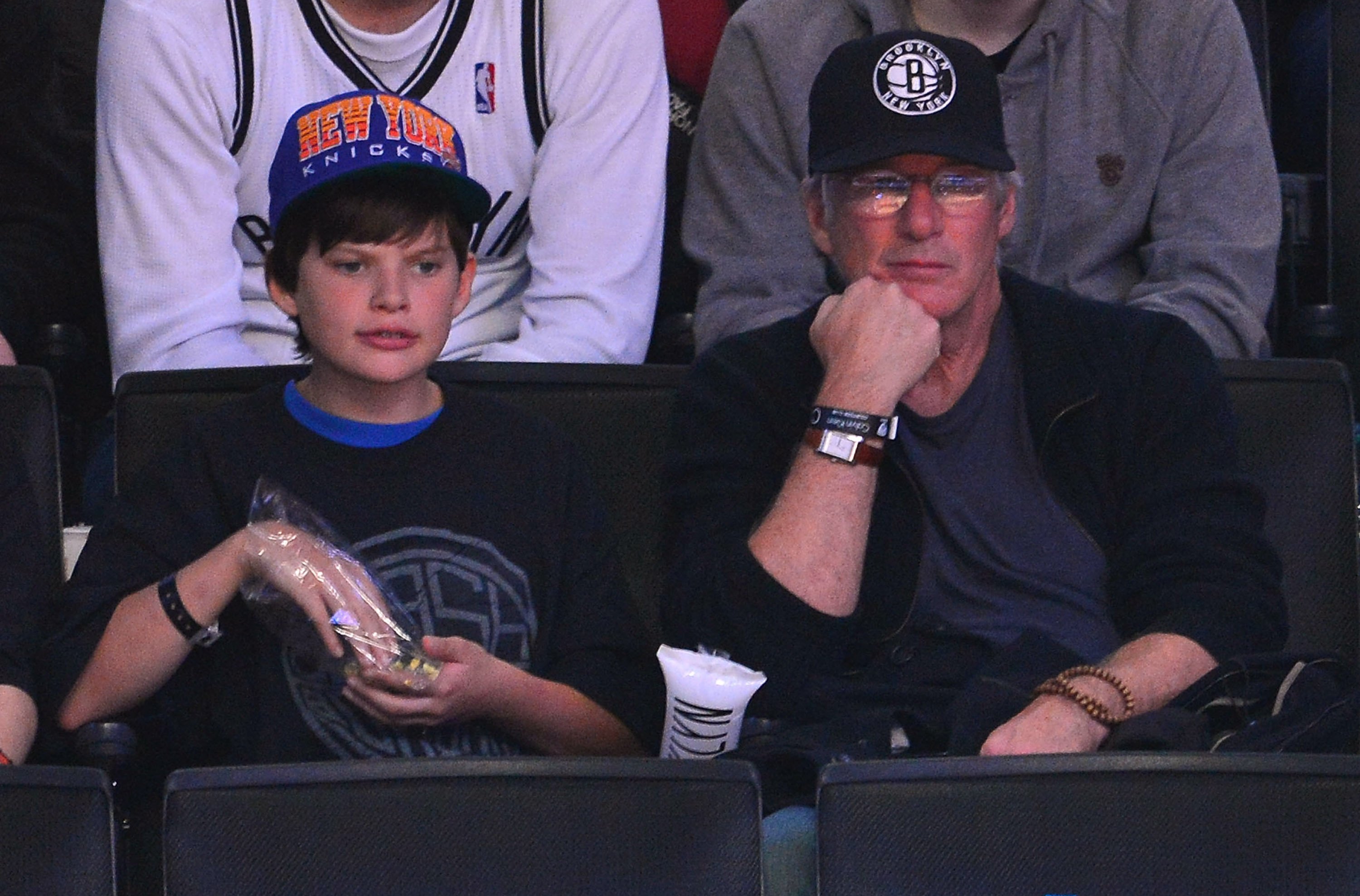 Richard Gere et son fils Homer lors du match New York Knicks contre Brooklyn Nets en 2012, à Brooklyn. | Source : Getty Images
