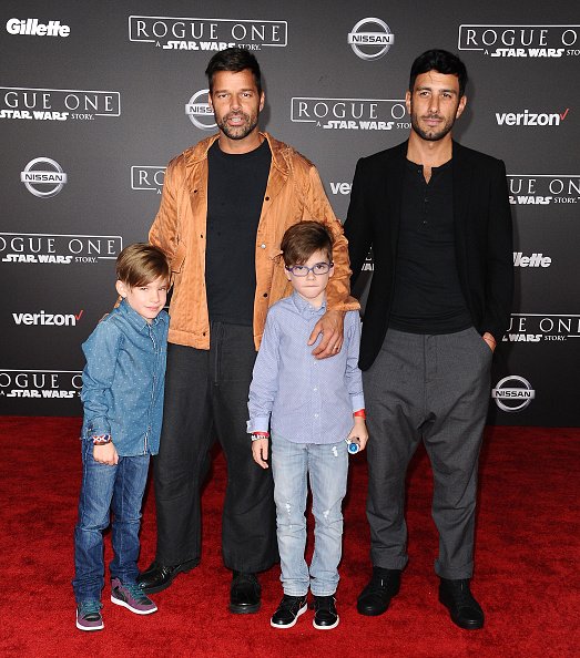 Ricky Martin, Jwan Yosef et ses fils Matteo Martin et Valentino Martin au Pantages Theatre le 10 décembre 2016 à Hollywood, Californie. | Photo : Getty Images
