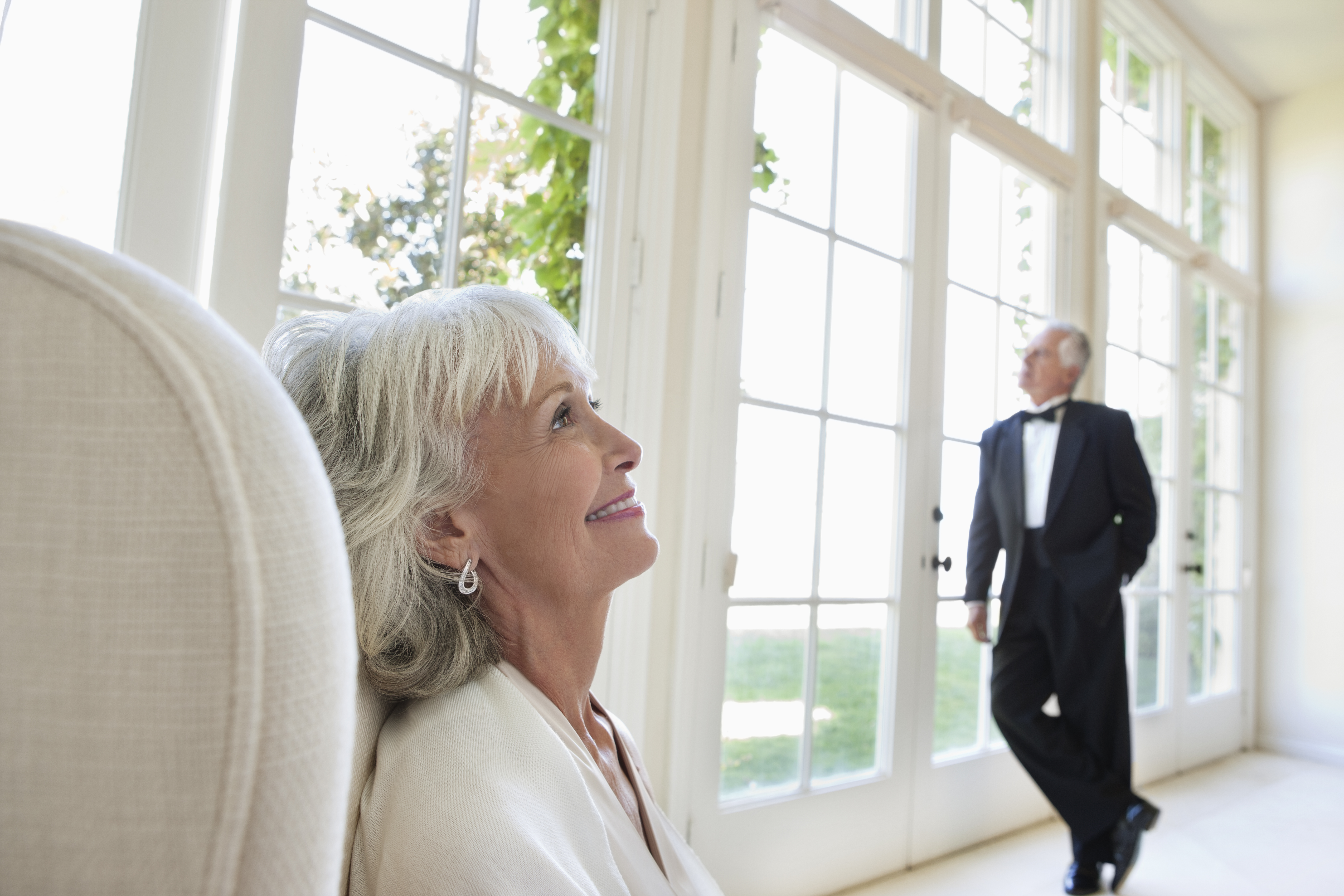 Couple de seniors bien habillés dans le salon | Source : Getty Images