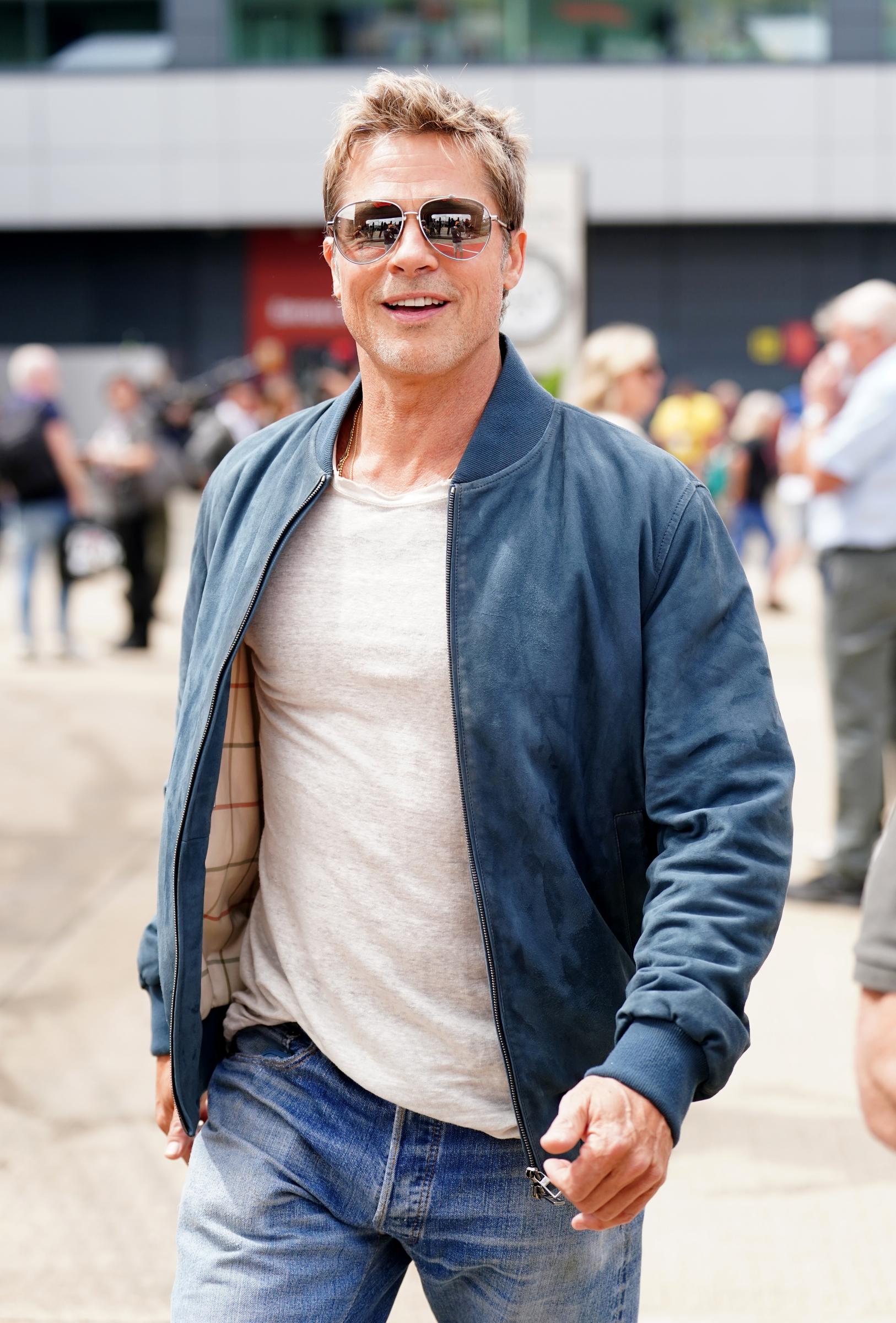 Brad Pitt en train de filmer sur le circuit pour le prochain film "F1" lors de la journée du paddock avant le Grand Prix de Grande-Bretagne le 6 juillet 2022 à Silverstone, Towcester | Source : Getty Images