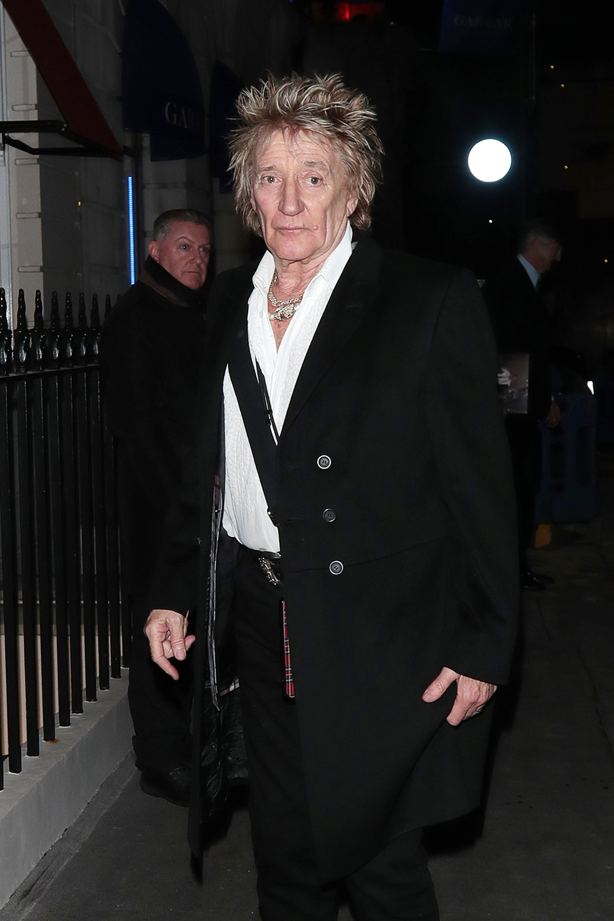 Rod Stewart repéré lors d'une sortie à Londres, en Angleterre, le 2 février 2024. | Source : Getty Images