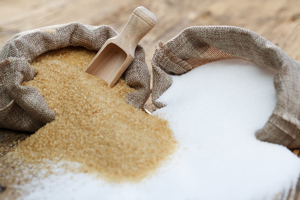 Des sacs de sucre blanc et brun. | Shutterstock