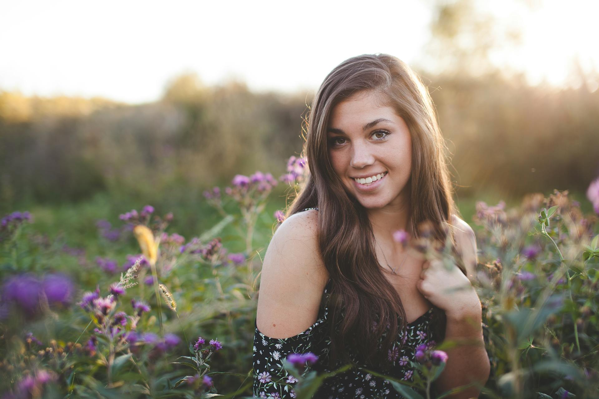 Une femme debout parmi des fleurs sauvages | Source : Pexels