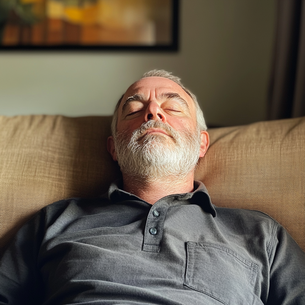 Un homme qui dort sur un canapé | Source : Midjourney