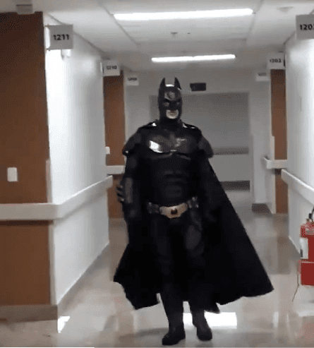 Le docteur se déguise en Batman | Source : Twitter / El lìmite Del Bien